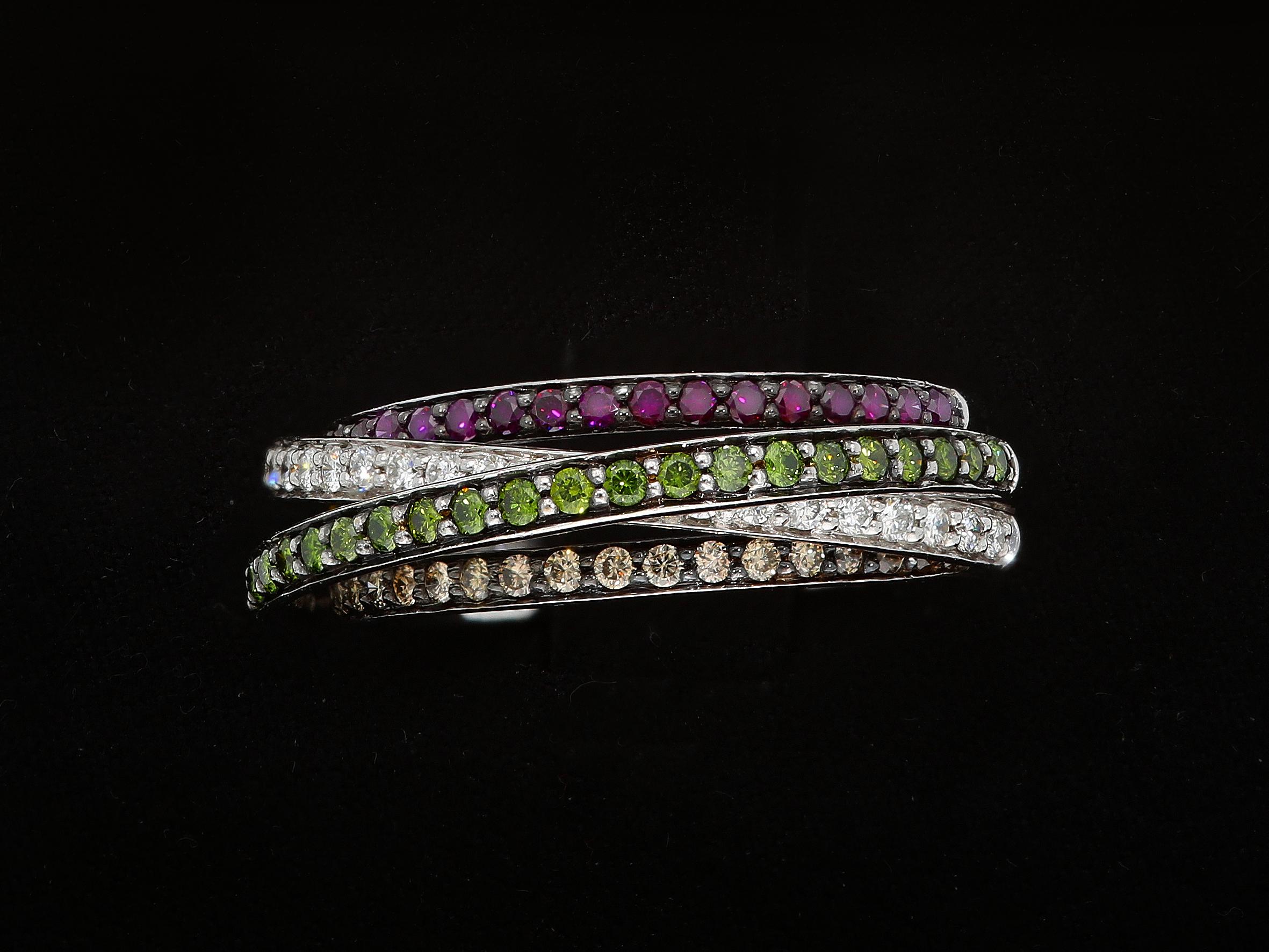 L 'anello è un modello a fascia, con cinque file di pietre diverse, con diamanti bianche e diamanti brown.
Der Ring ist aus schwarzem Gold 18 Kt.
Gesamtkarakteristik der Diamanten: ct 0.96
Gesamtgewicht von 18 Kt: gr 7,5
Misura dell' Anello: IT 15;