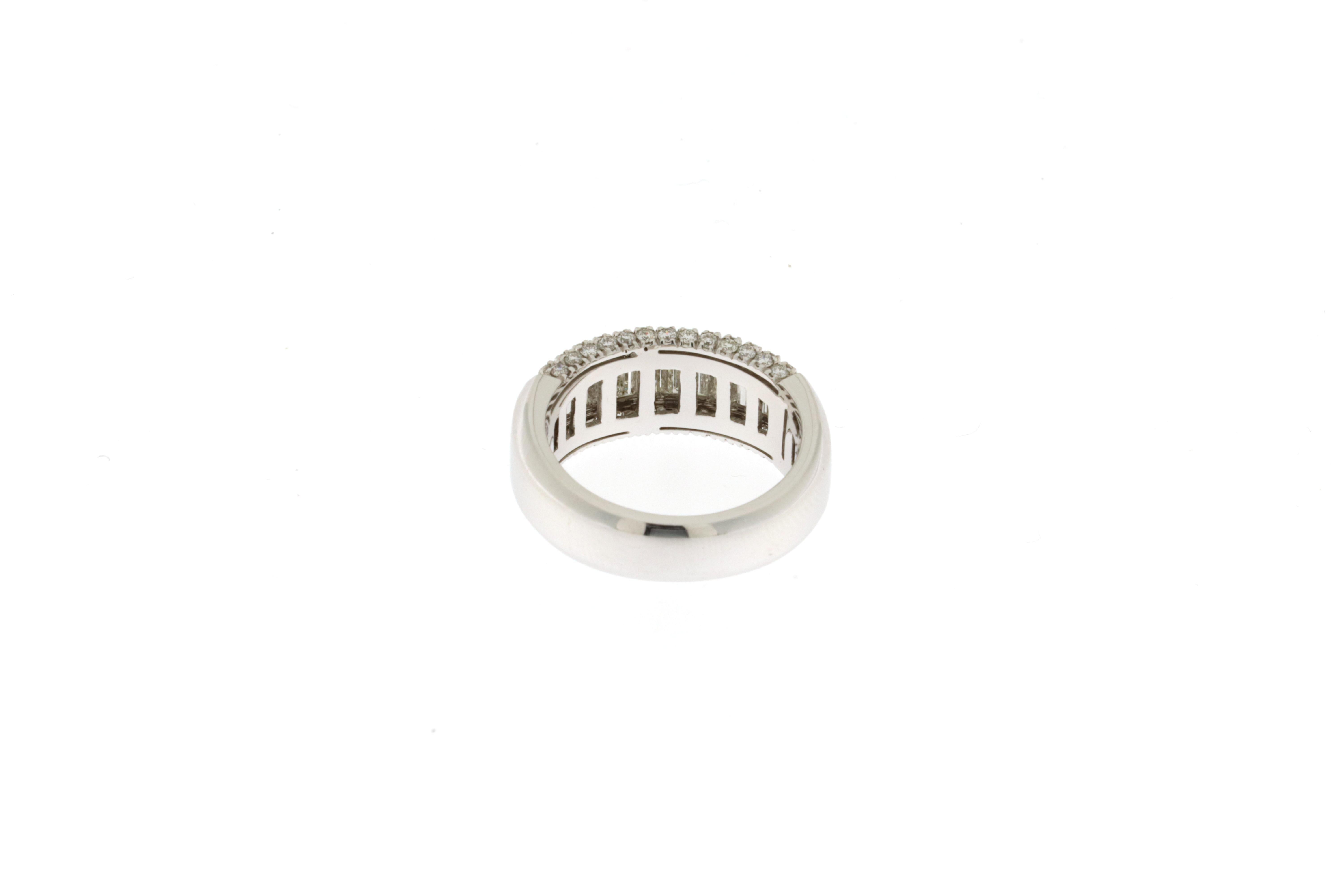 Art Nouveau 18k white gold band ring with baguette-cut and brilliant-cut diamonds For Sale