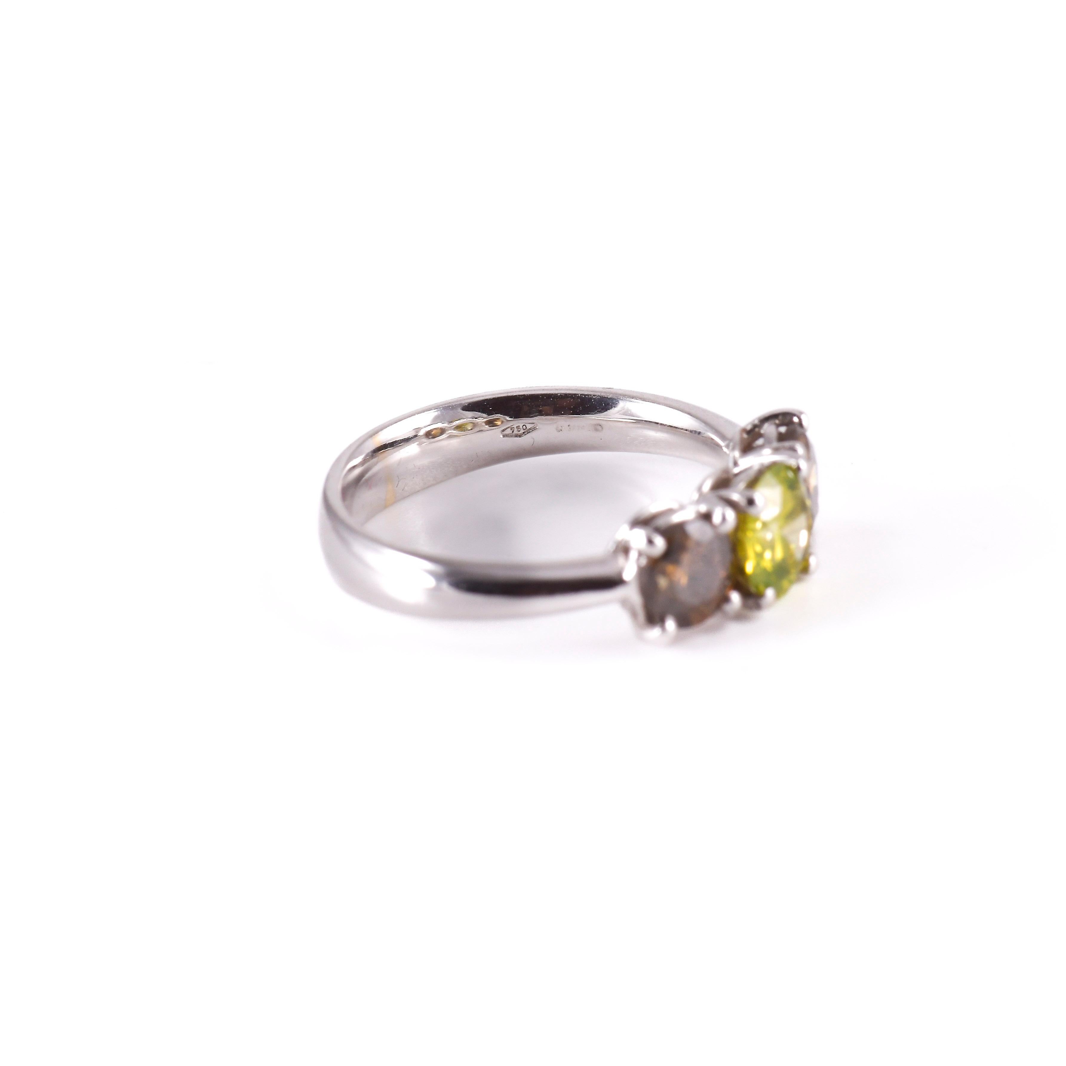 Contemporain Anello trilogy a fedina in oro con Diamanti verdi e Diamanti marroni en vente