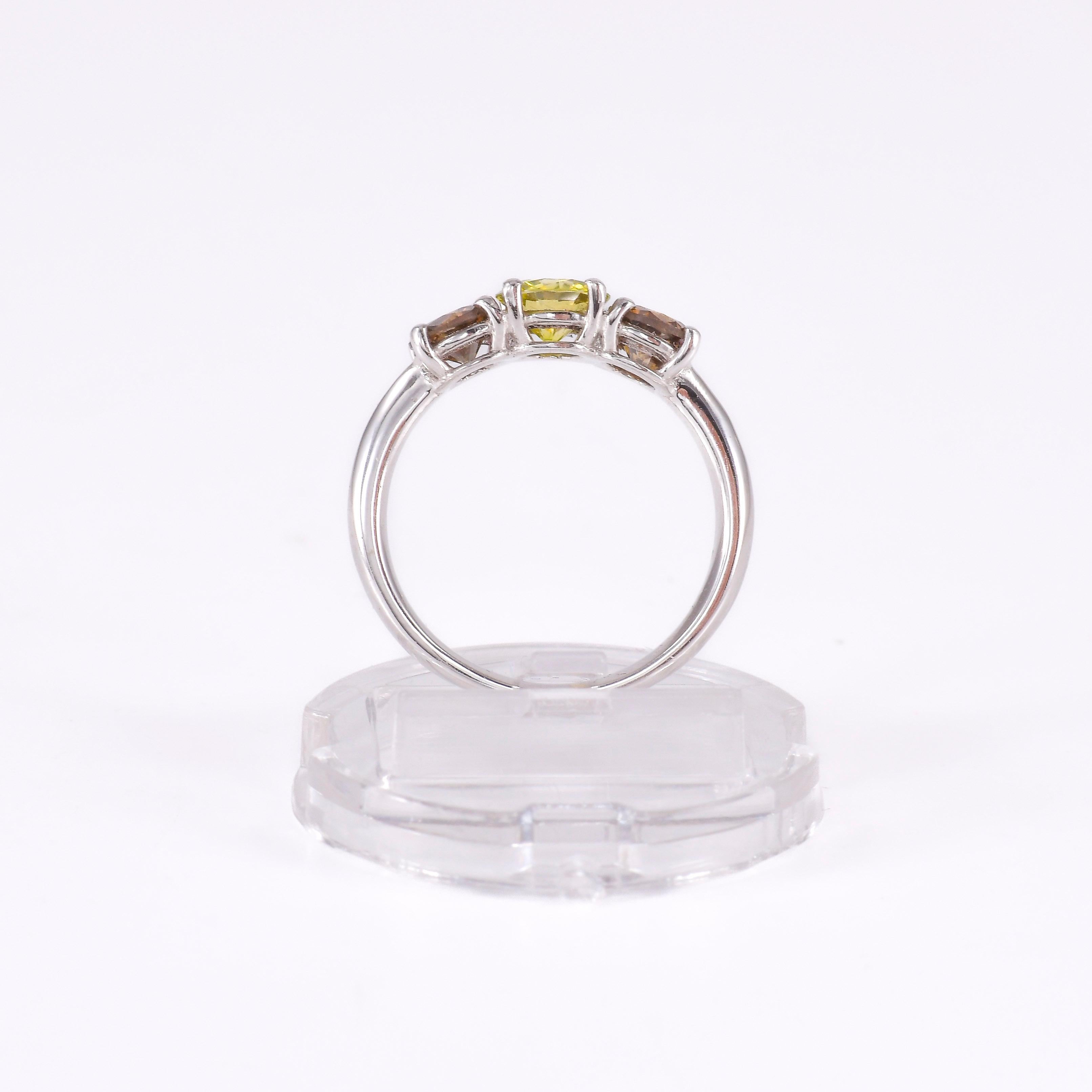 Anello trilogy a fedina in oro con Diamanti verdi e Diamanti marroni Pour femmes en vente