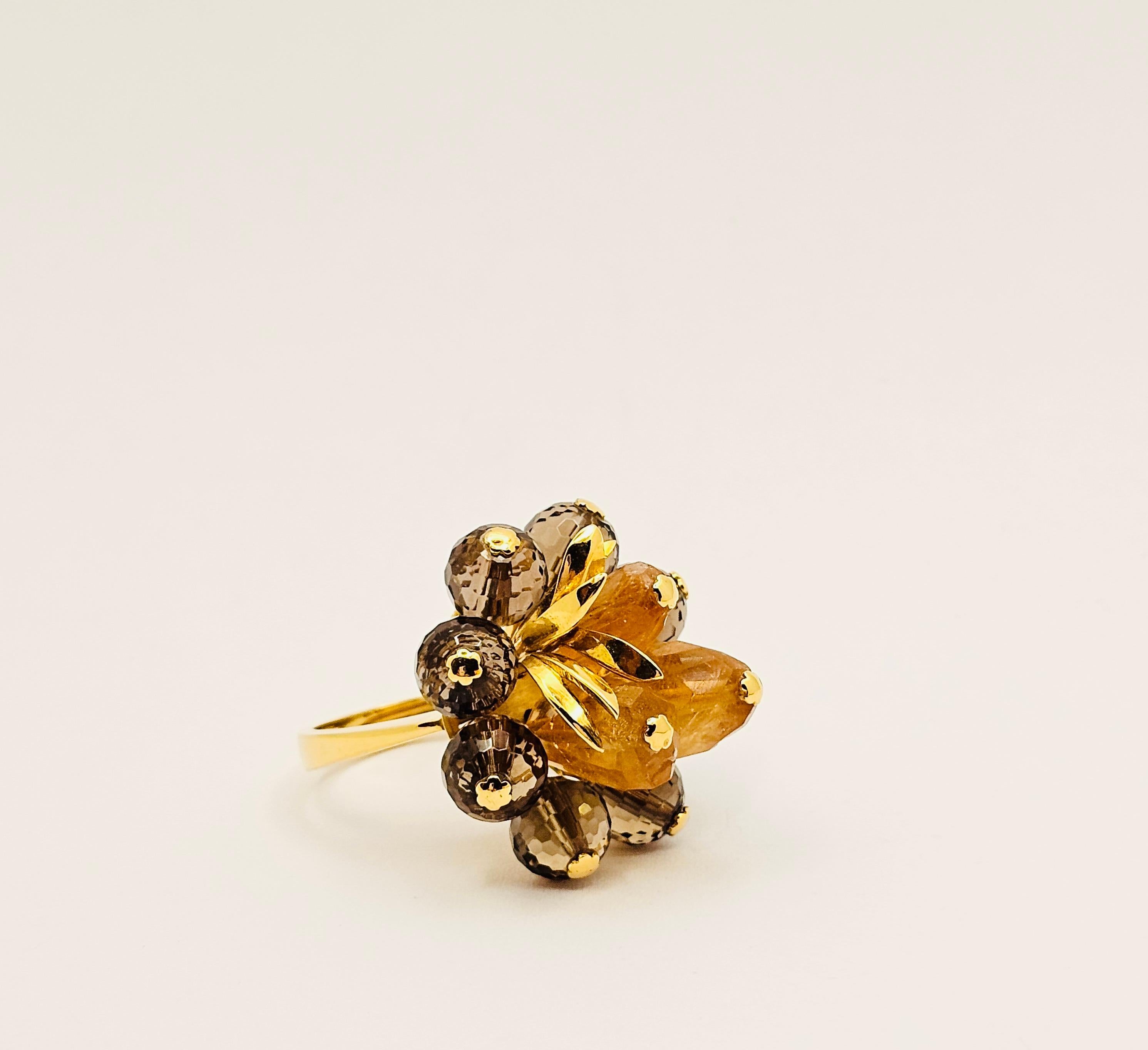 A massive 18 kt yellow gold ring in the shape of a flower.
Entirely handmade in Italy, it is a striking piece of jewelry with a unique design.
This ring is composed of eight faceted smoky quartz spheres with a diameter of 8 mm that go to make up the