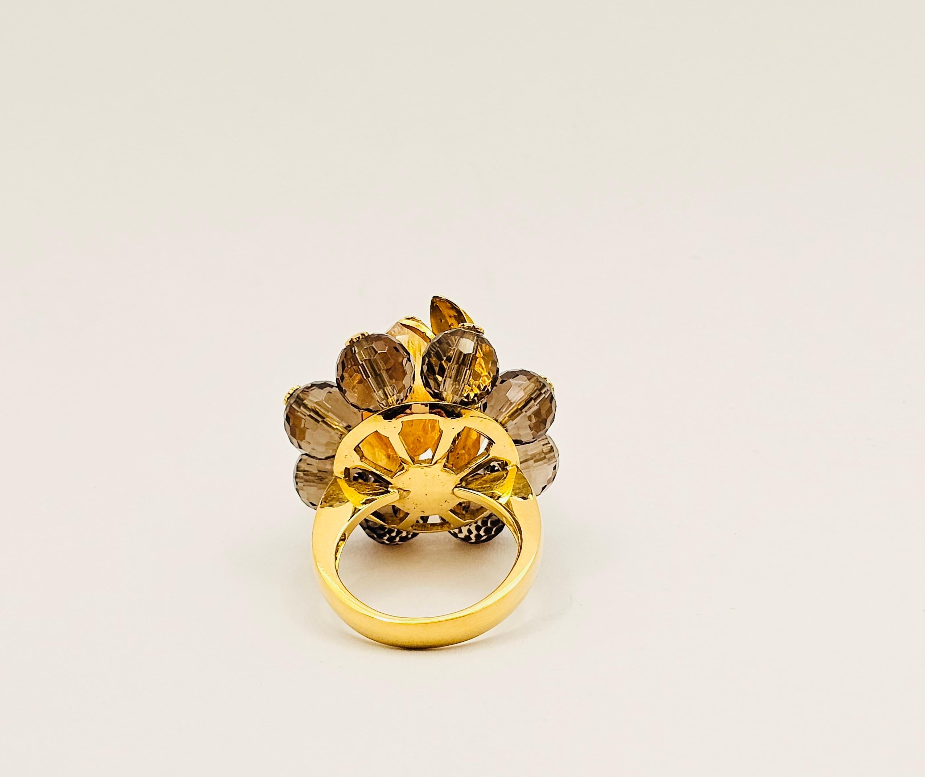 Contemporary 18Kt Yellow Gold, Citrine and Smoky Quartz Flower Ring For Sale