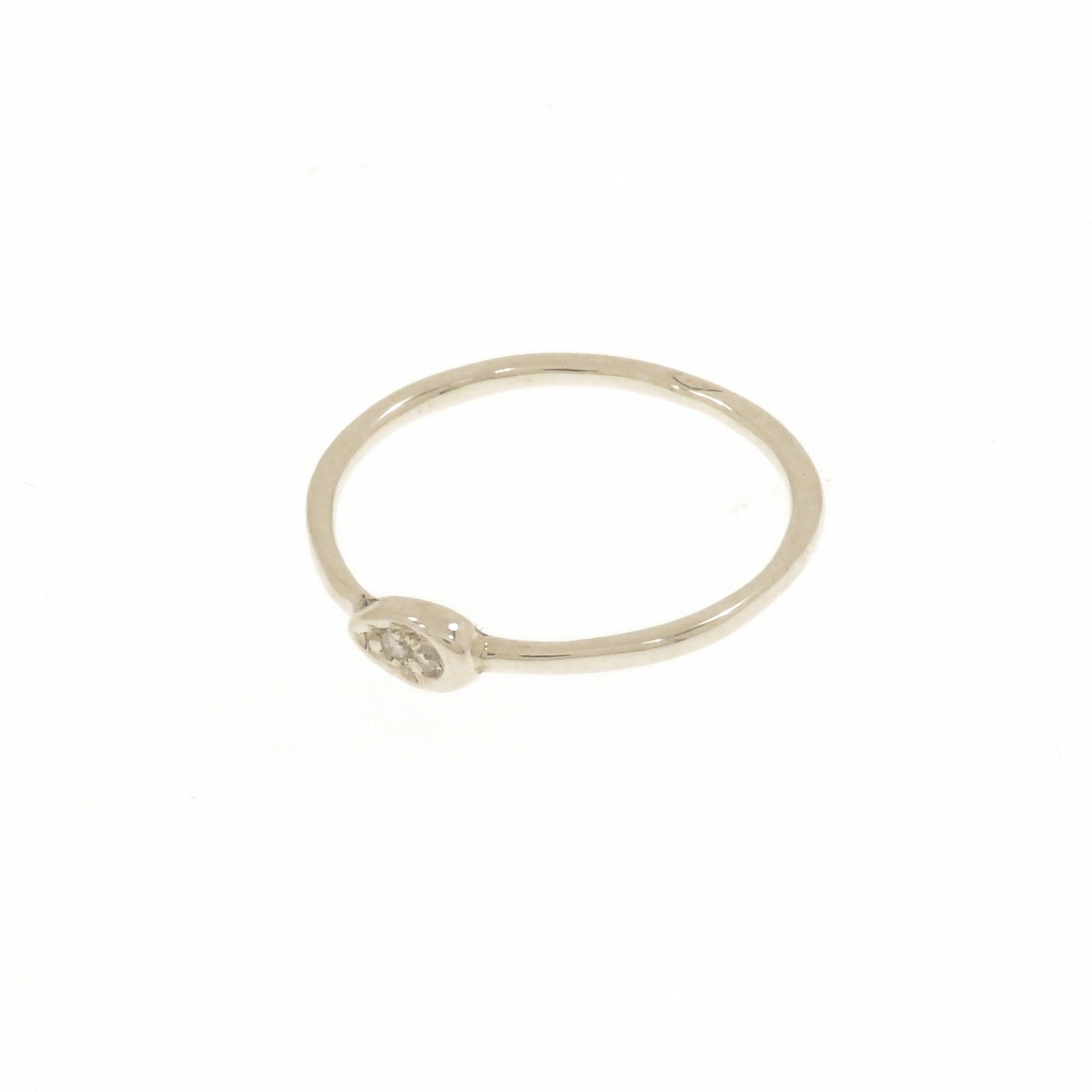 Contemporary Anello a forma goccia in oro bianco 9k con diamanti For Sale