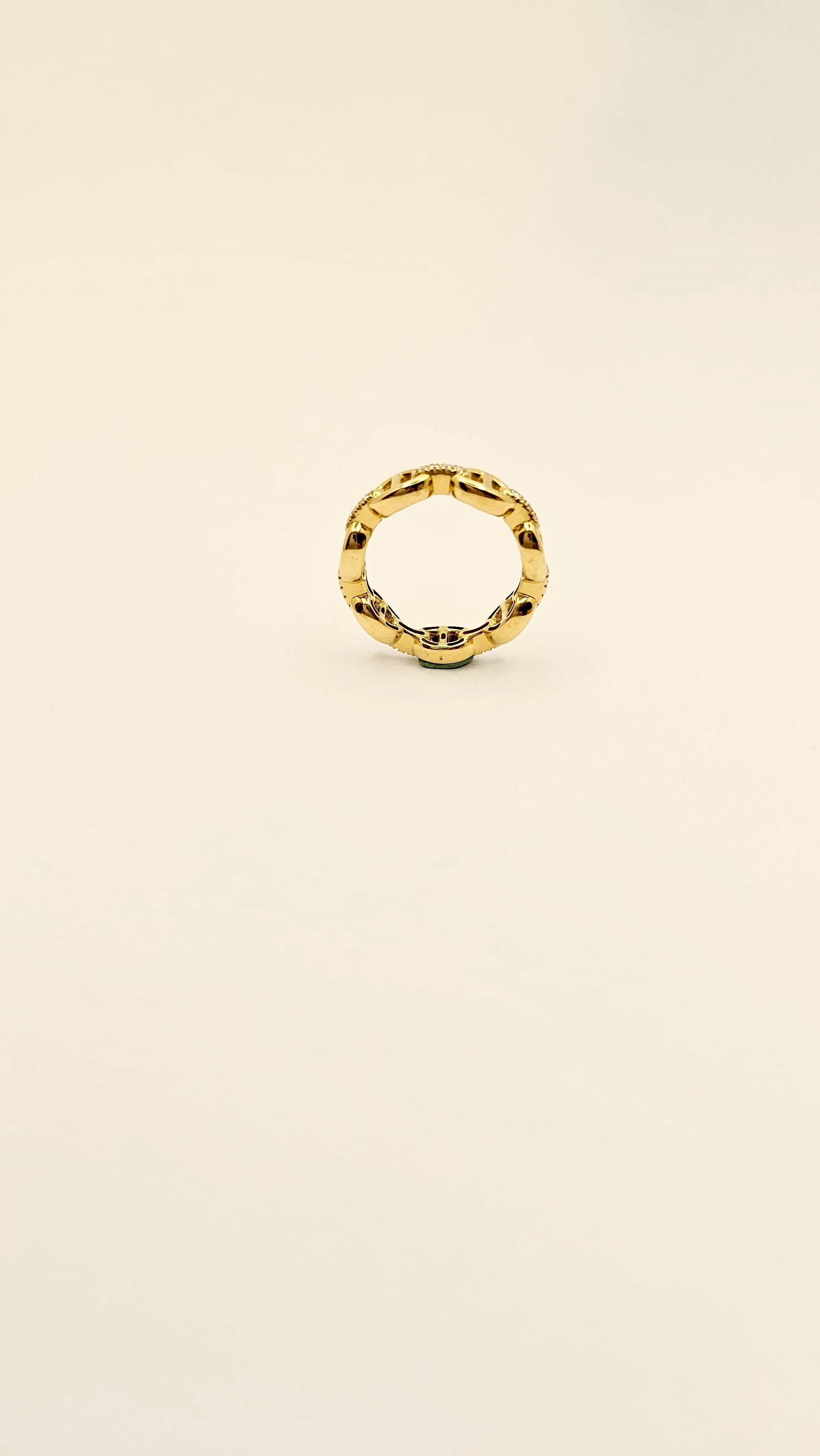 Ein Ring aus massivem 18-karätigem Gelbgold mit einem Design aus den 1960er Jahren.
Dieser Ring besteht aus einem starren Schiffsnetz, das auch als Ankernetz bezeichnet wird.
Jedes Glied ist mit einer Klammer aus Diamanten im Brillantschliff mit