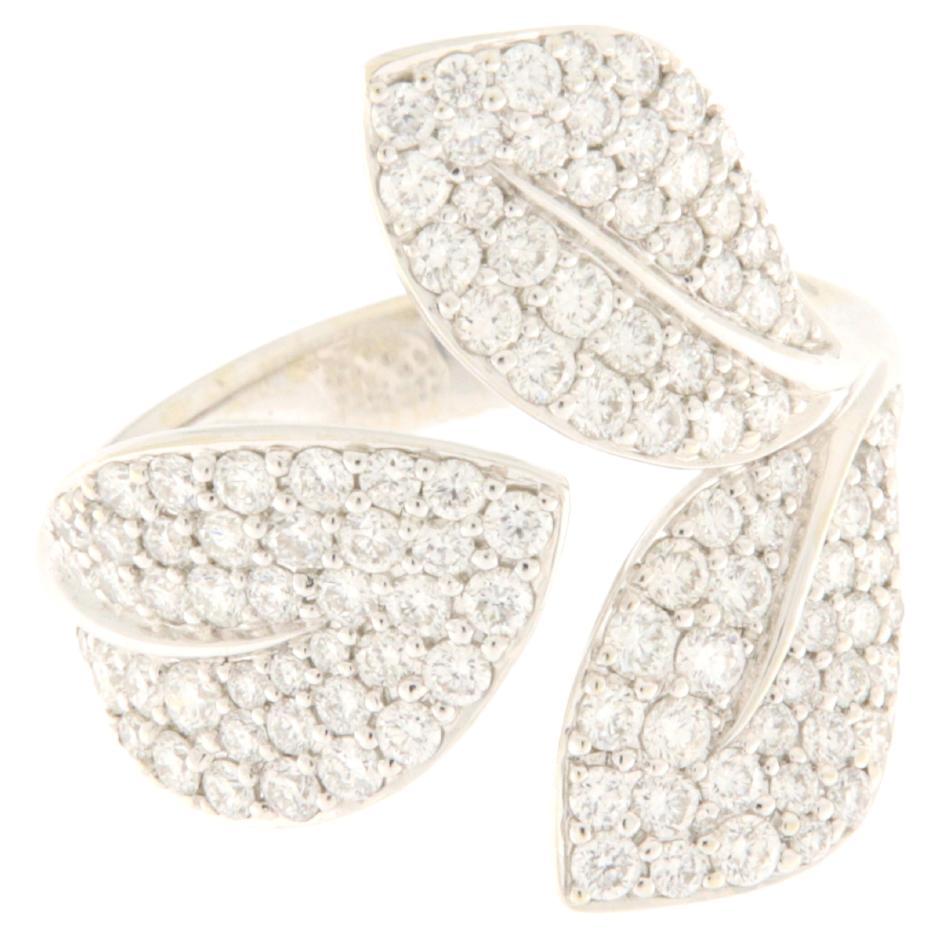 Fashionable 18K white gold ring with diamonds leaf design