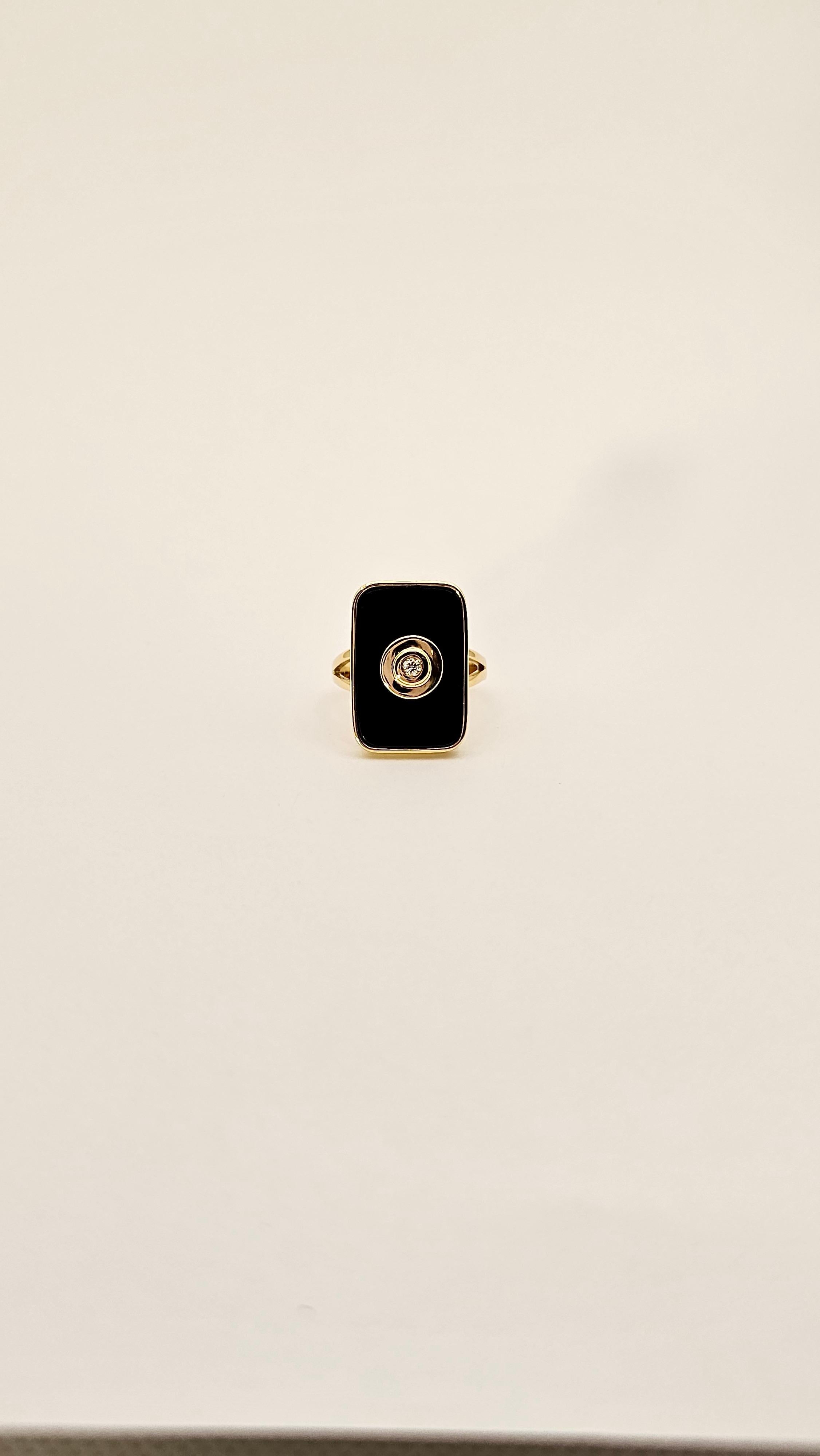 A 1970 ring, handcrafted by a goldsmith artist in 18kt yellow gold.
The rectangular-shaped top is composed of a slab-cut Onyx set in a frame. In the central part is a brilliant-cut White Diamond also set in a gold frame.
The ring area at the top