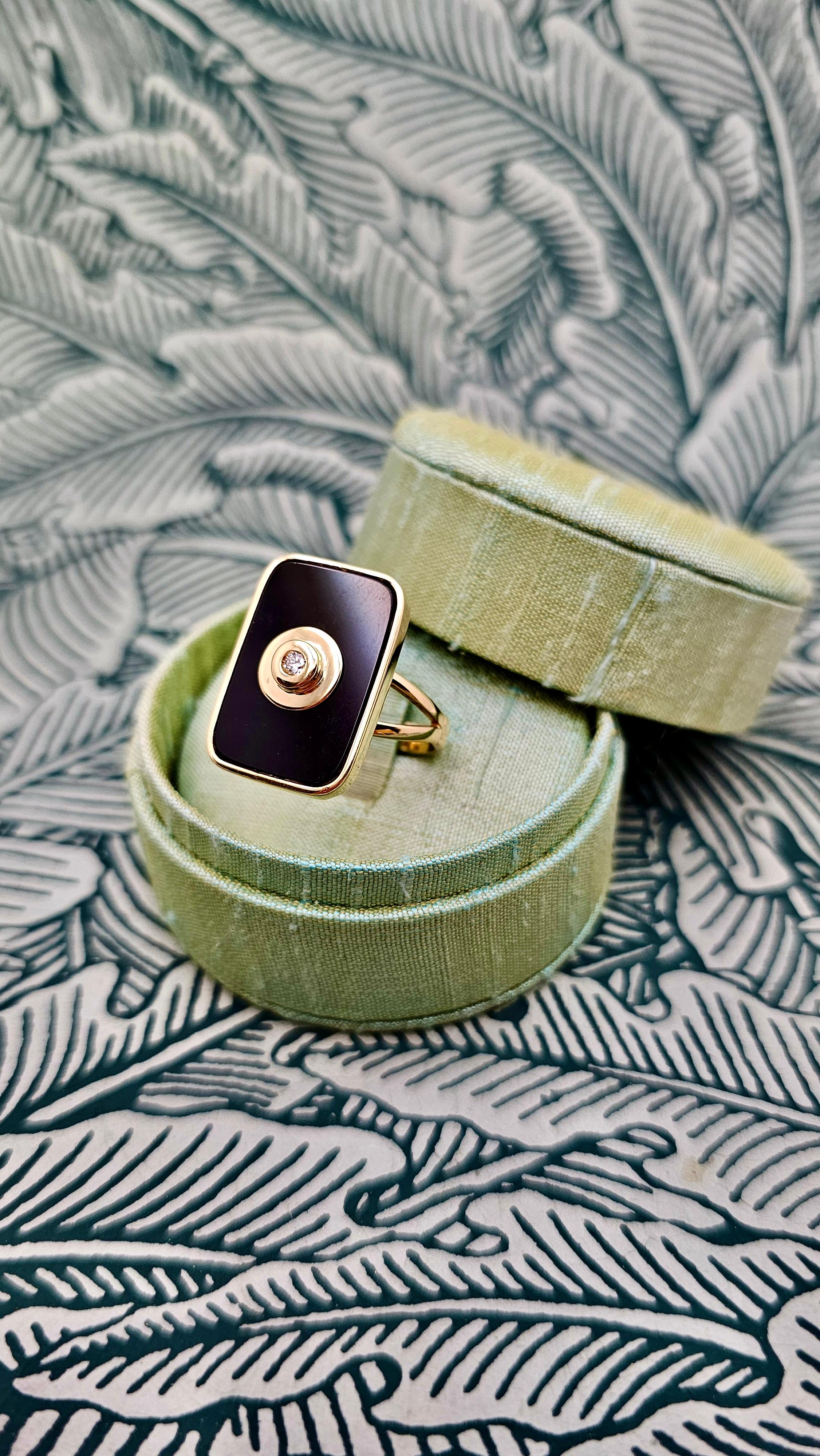 1970s Ring in Yellow Gold, Diamond and Onyx For Sale 1
