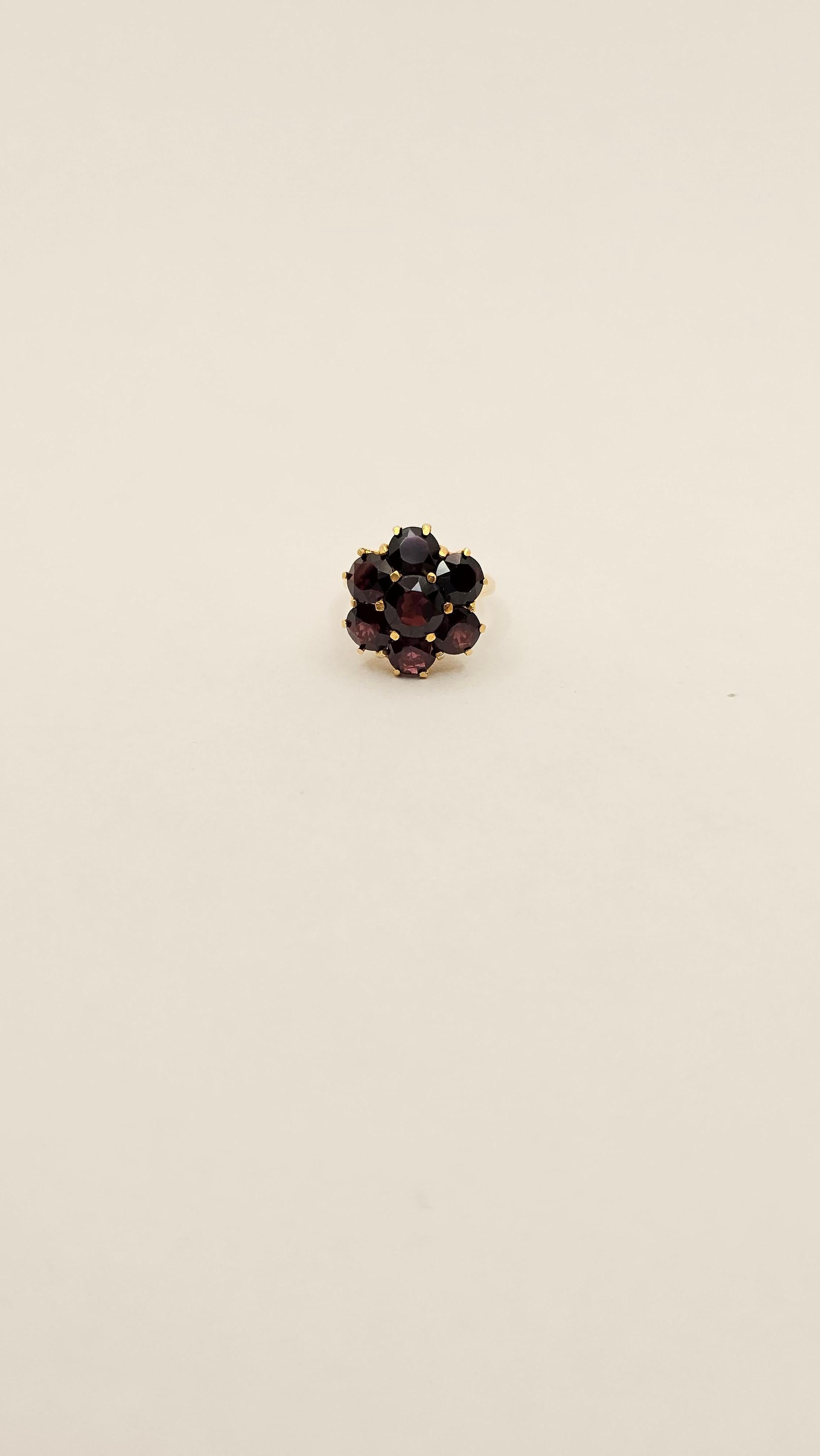 18 Kt Gold and Garnet Antique Ring  In New Condition For Sale In Cattolica, IT