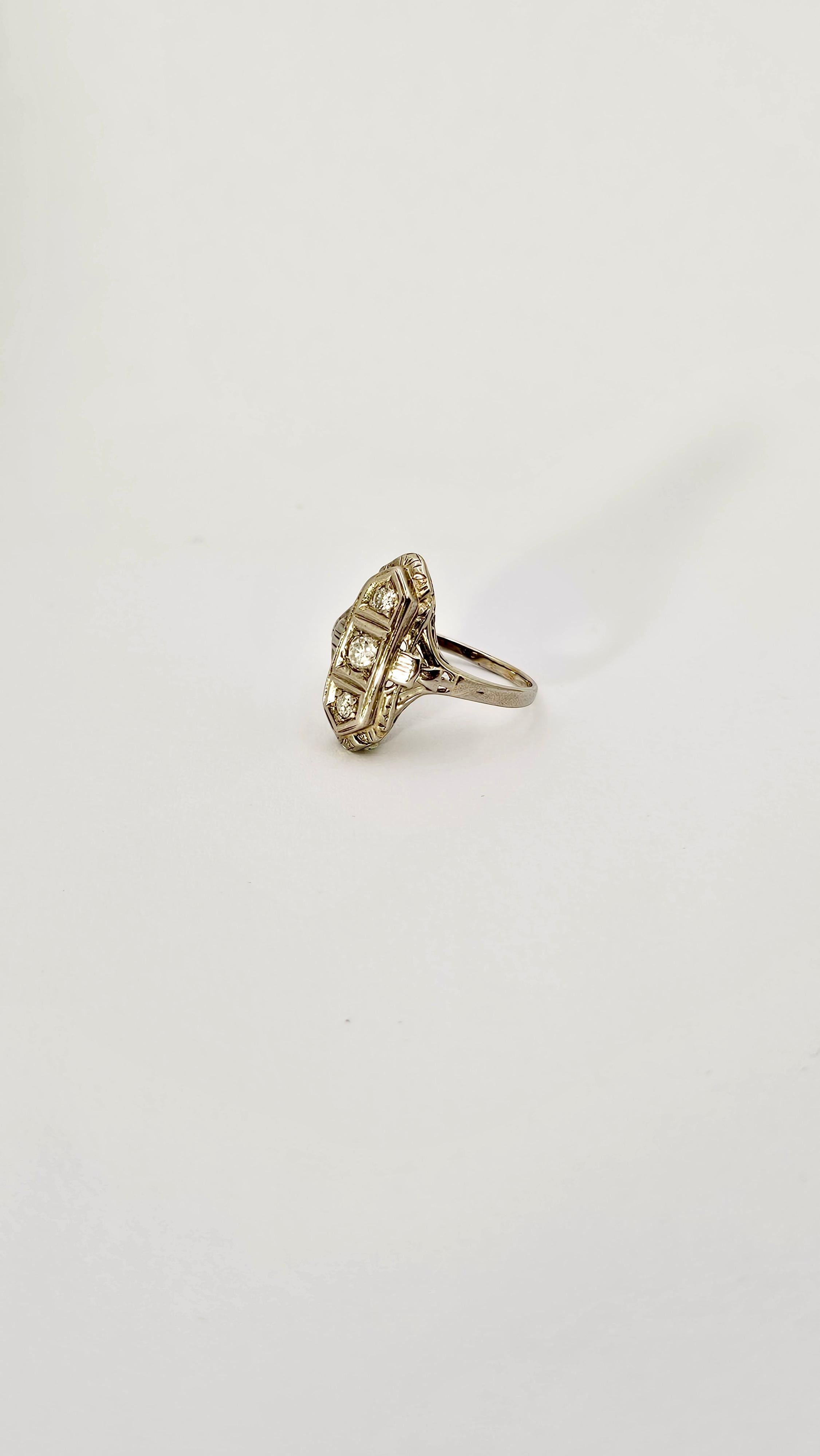 Brilliant Cut Art Deco Ring in White Gold and Diamonds For Sale
