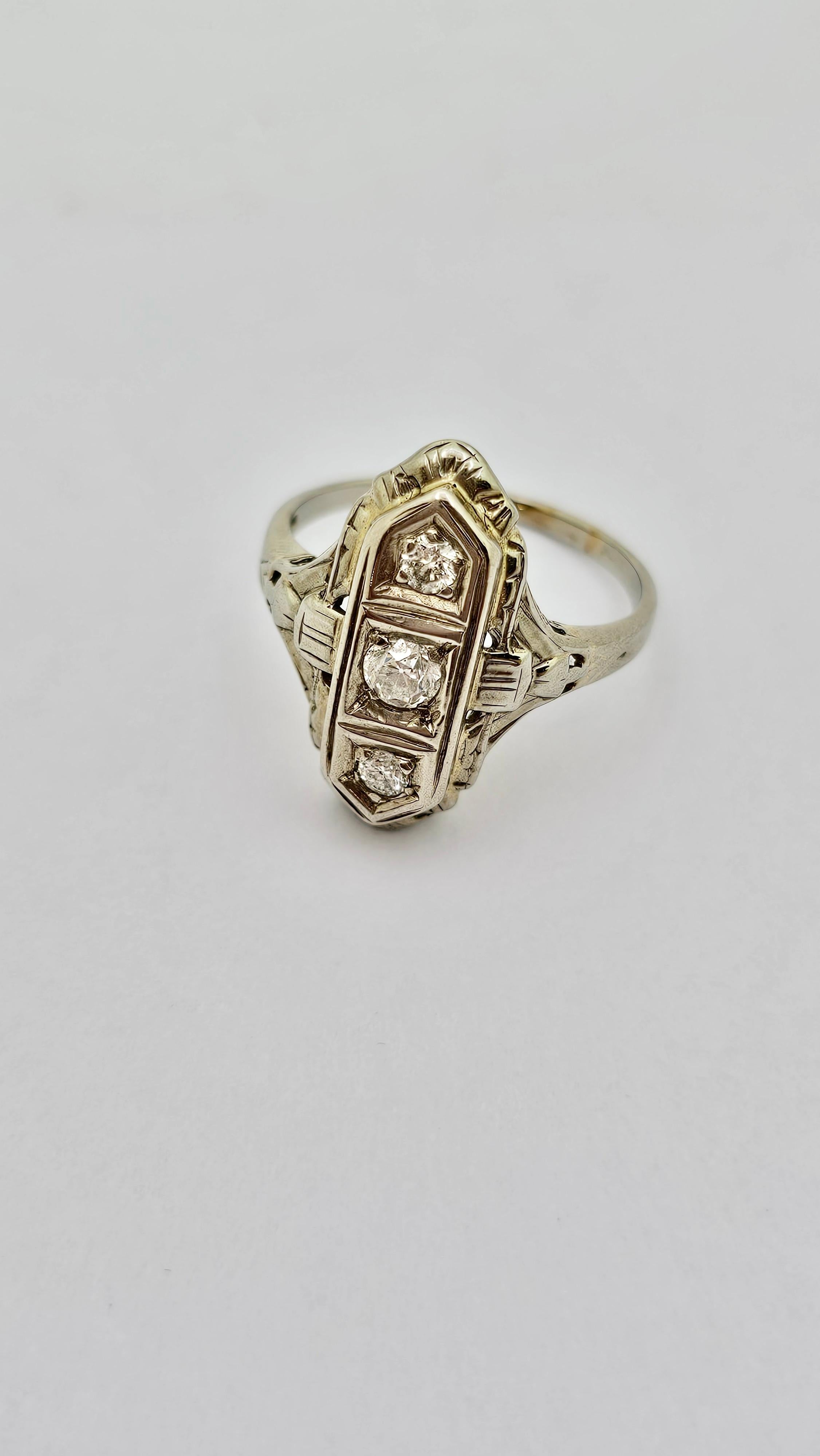 Art Deco Ring in White Gold and Diamonds In Excellent Condition For Sale In Cattolica, IT