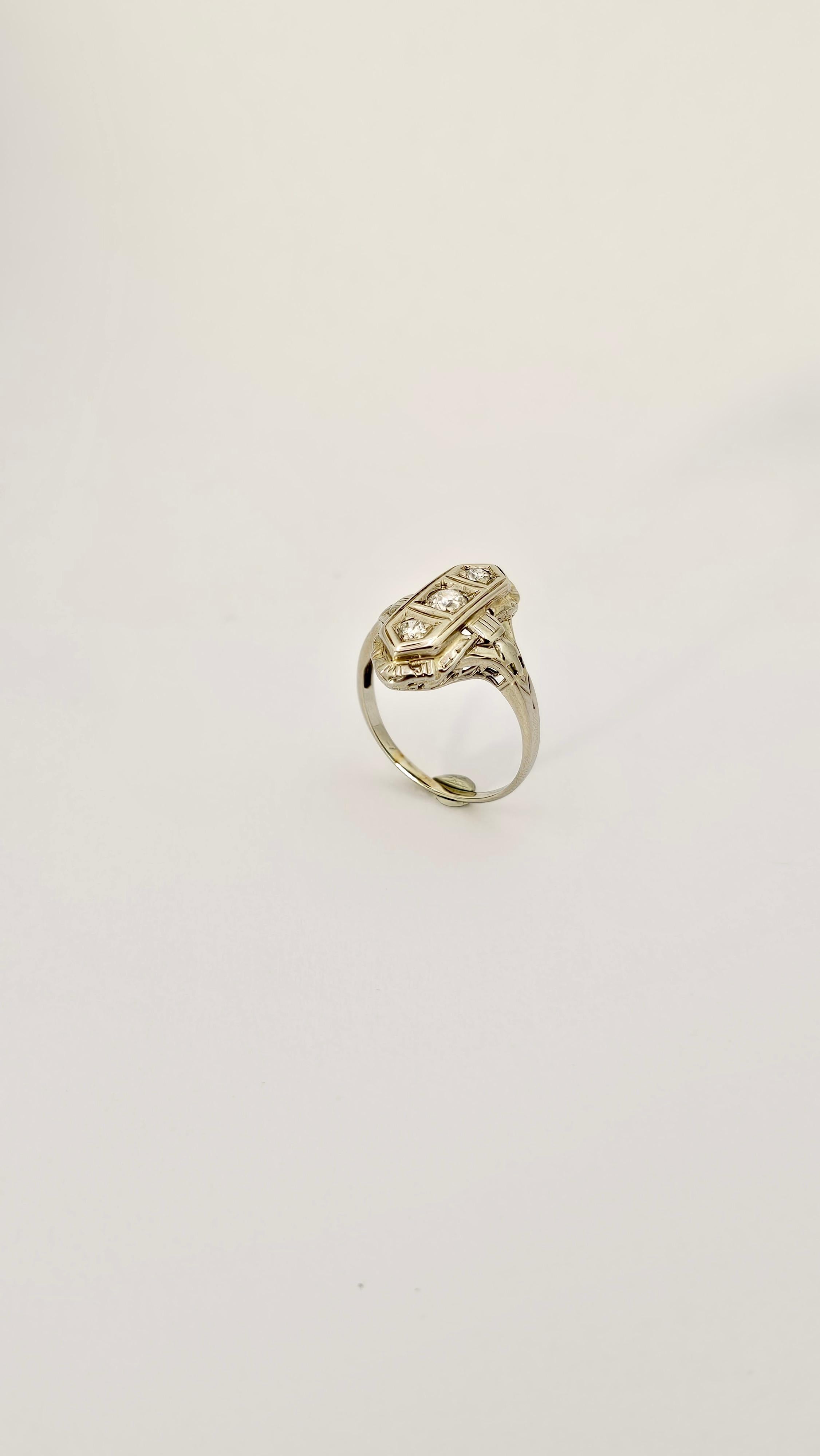 Art Deco Ring in White Gold and Diamonds For Sale 1