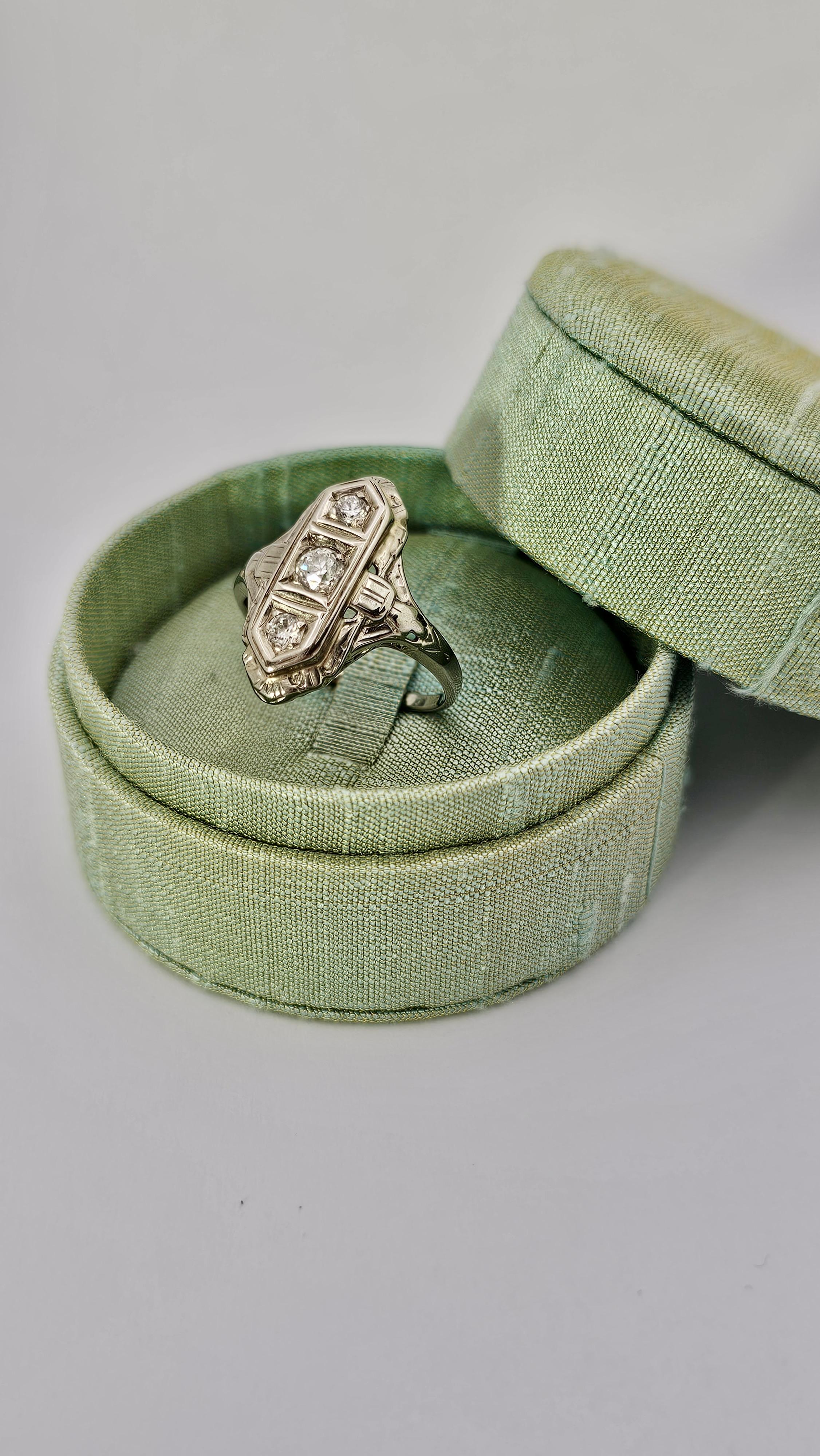 Art Deco Ring in White Gold and Diamonds For Sale 2