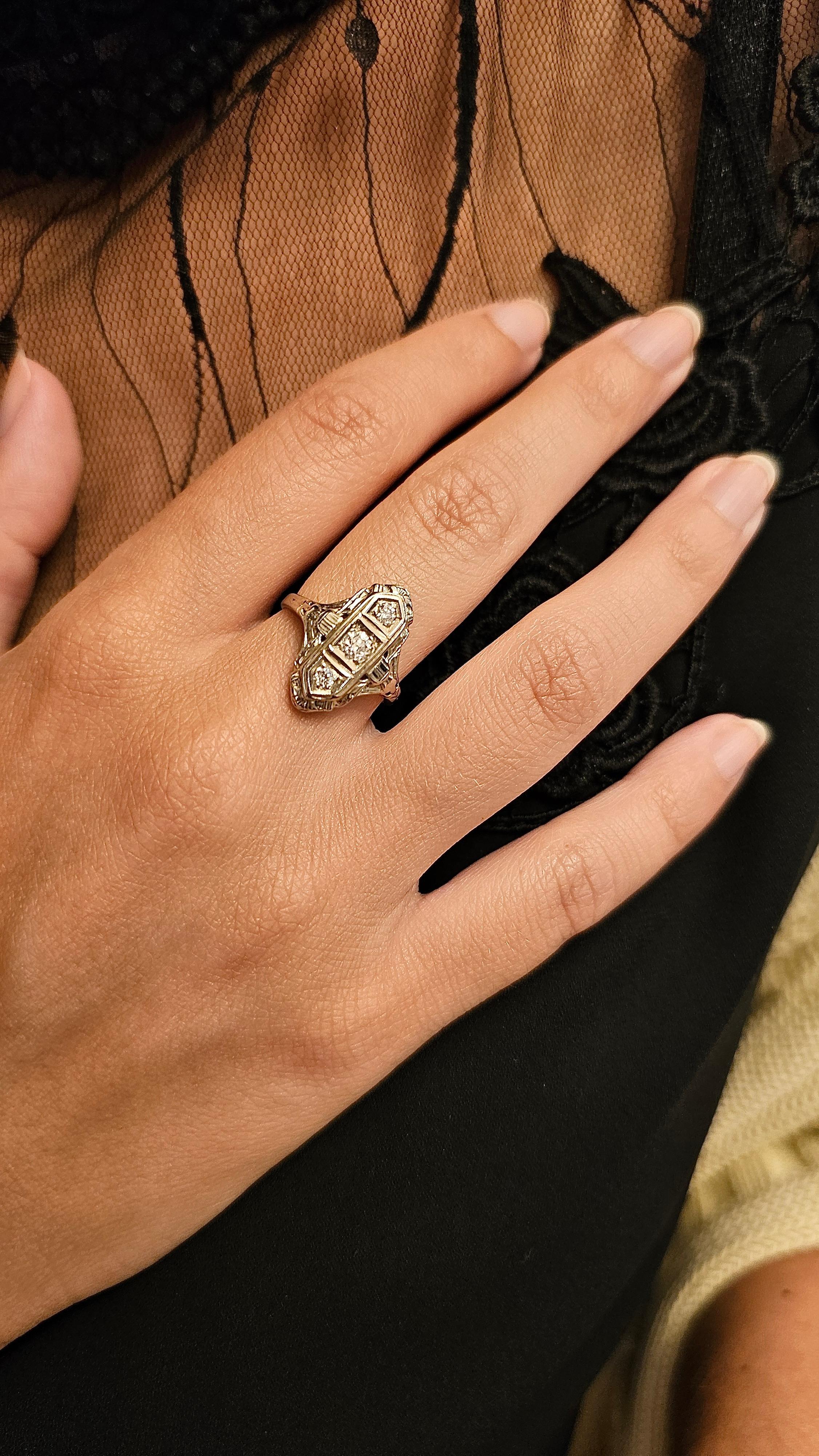 Art Deco Ring in White Gold and Diamonds For Sale 3
