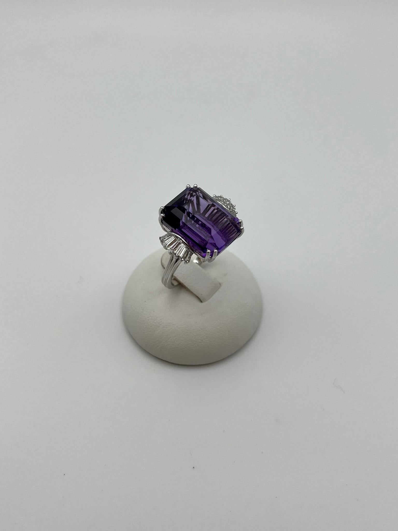 Moderne Bague en or blanc 18 carats faite à la main avec améthyste et diamants blancs en vente