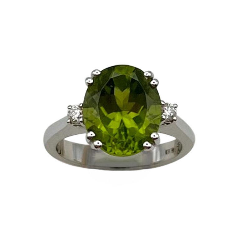 Anello artigianale in oro bianco 18 kt. con peridot ct. 5.50 e diamanti ct. 0.11 For Sale