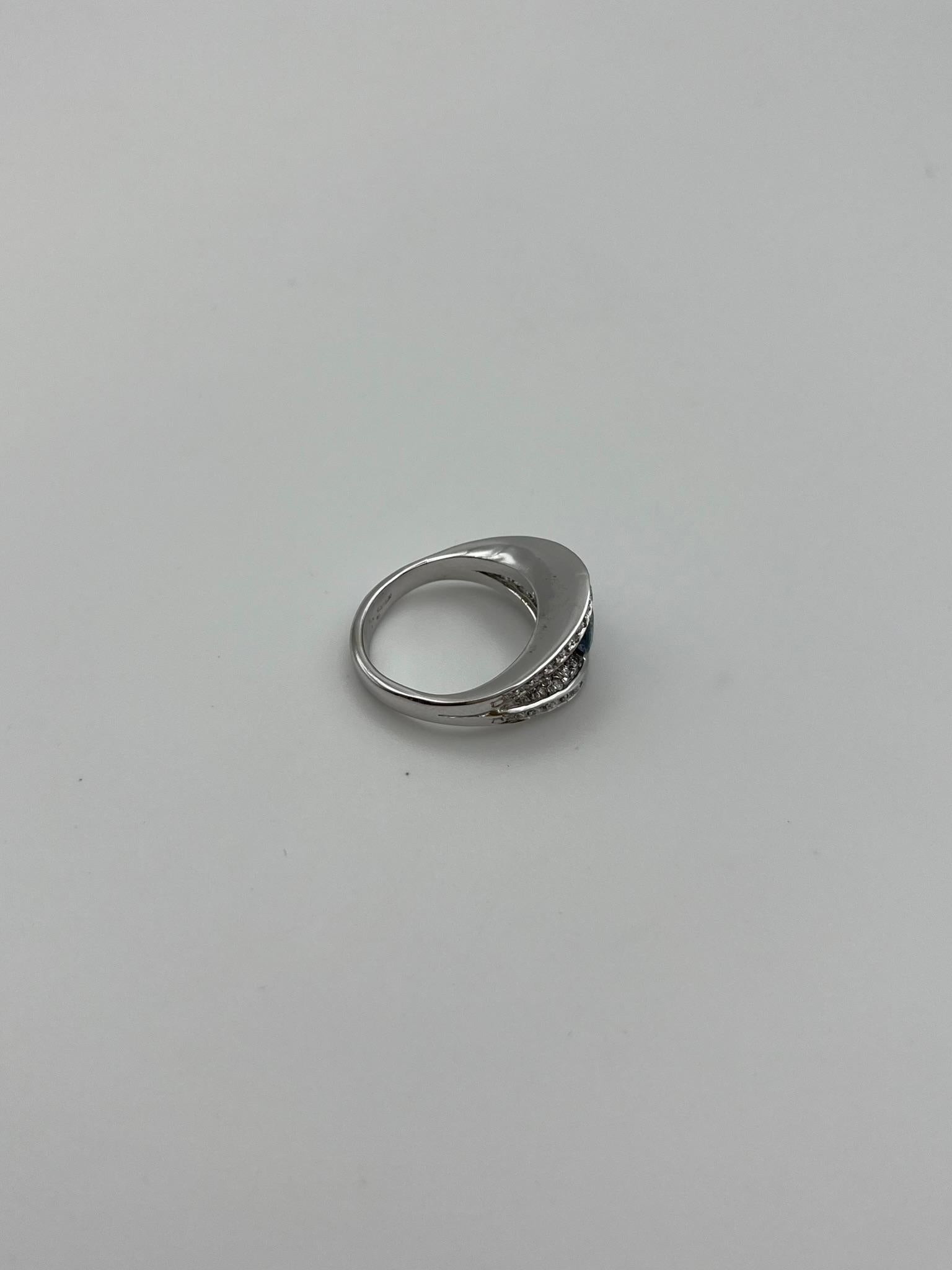 Bague en or blanc 18 carats faite à la main avec saphir et diamants naturels en vente 6