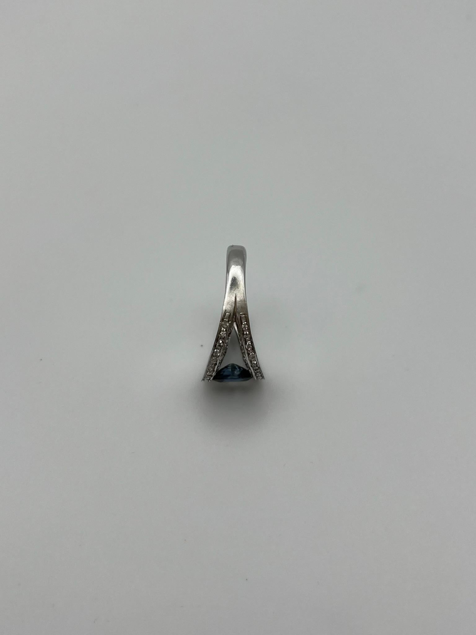 Bague en or blanc 18 carats faite à la main avec saphir et diamants naturels en vente 7