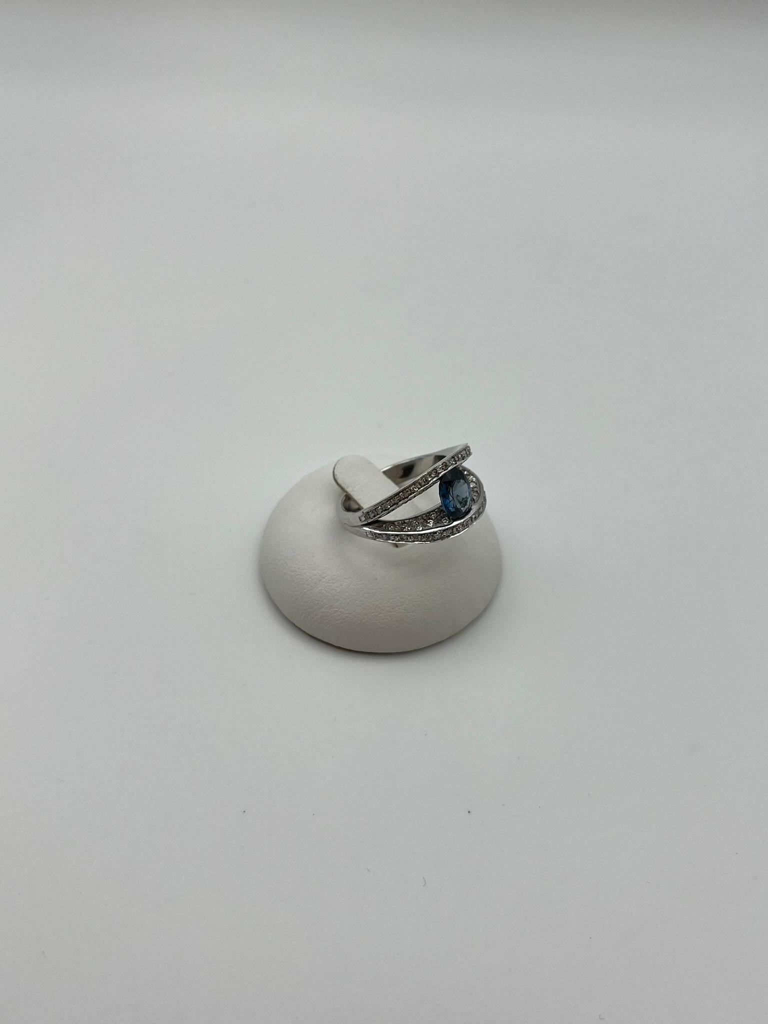 Taille brillant Bague en or blanc 18 carats faite à la main avec saphir et diamants naturels en vente