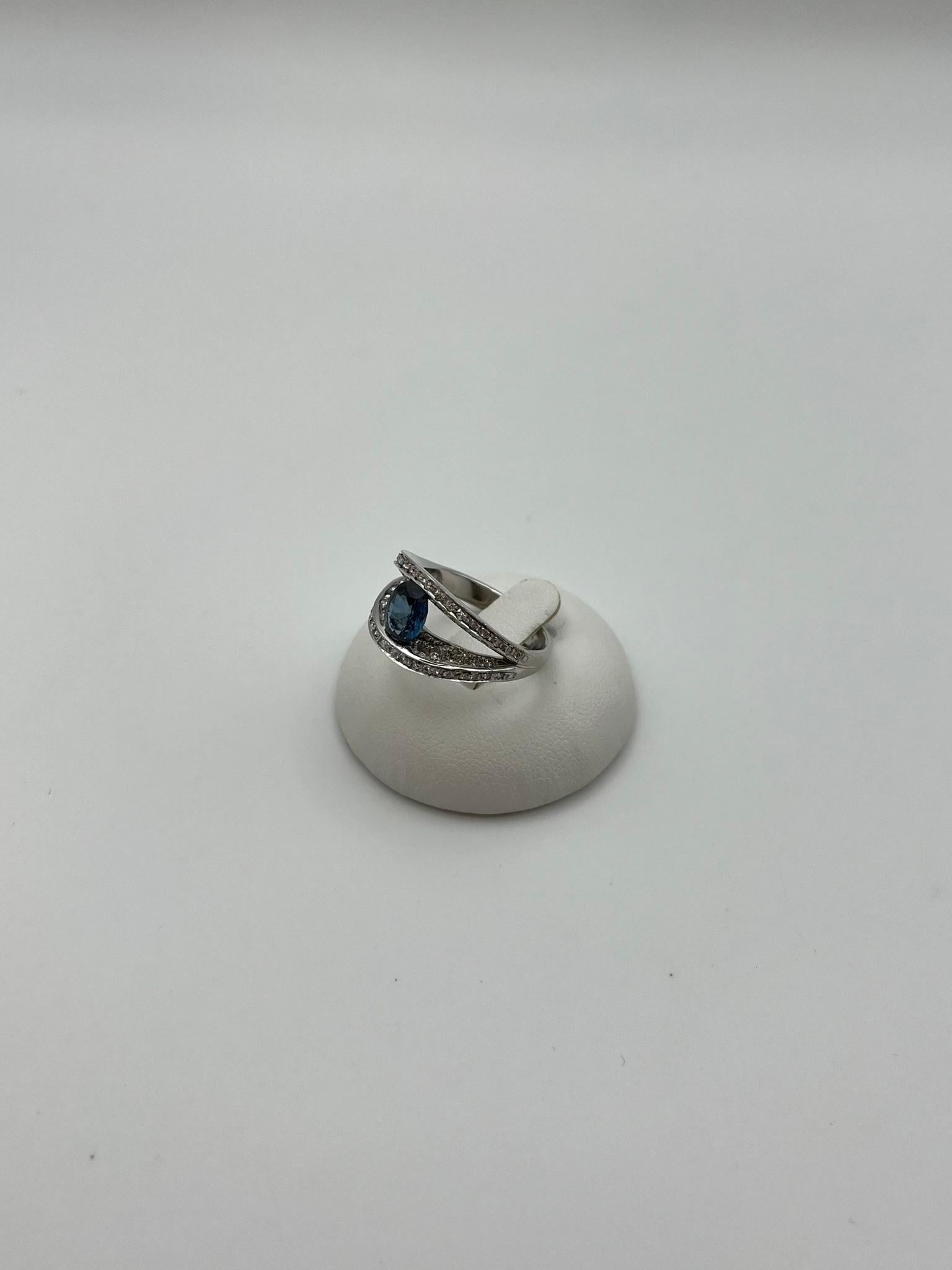 Bague en or blanc 18 carats faite à la main avec saphir et diamants naturels Excellent état - En vente à Abano Terme, IT