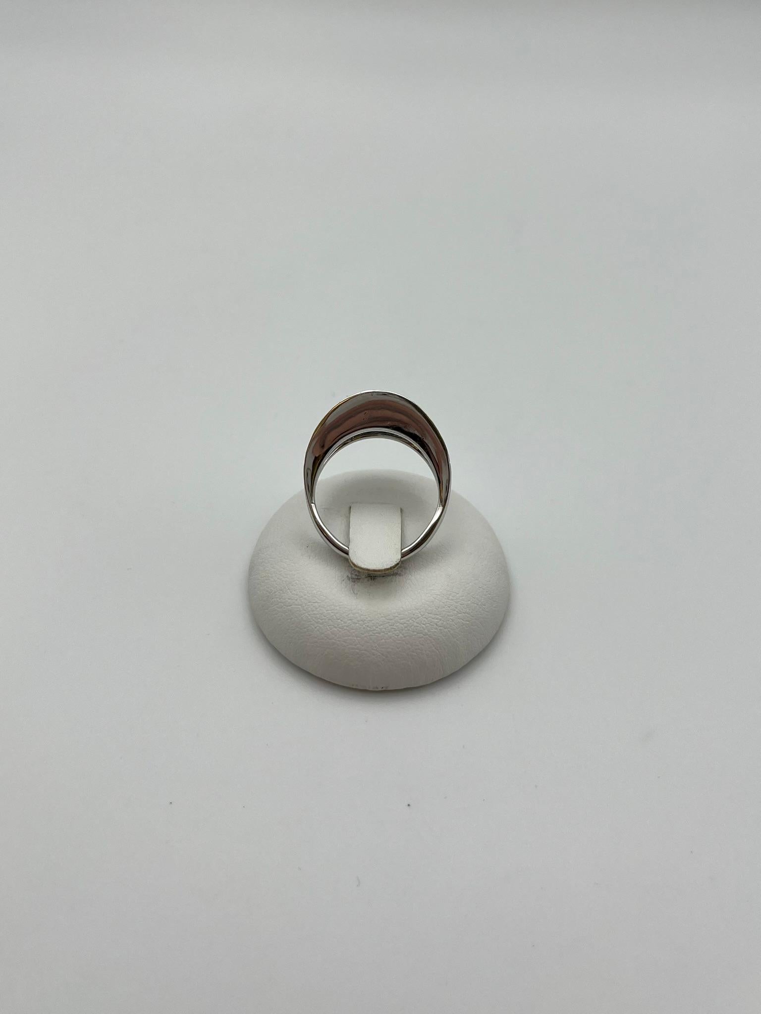 Bague en or blanc 18 carats faite à la main avec saphir et diamants naturels Unisexe en vente