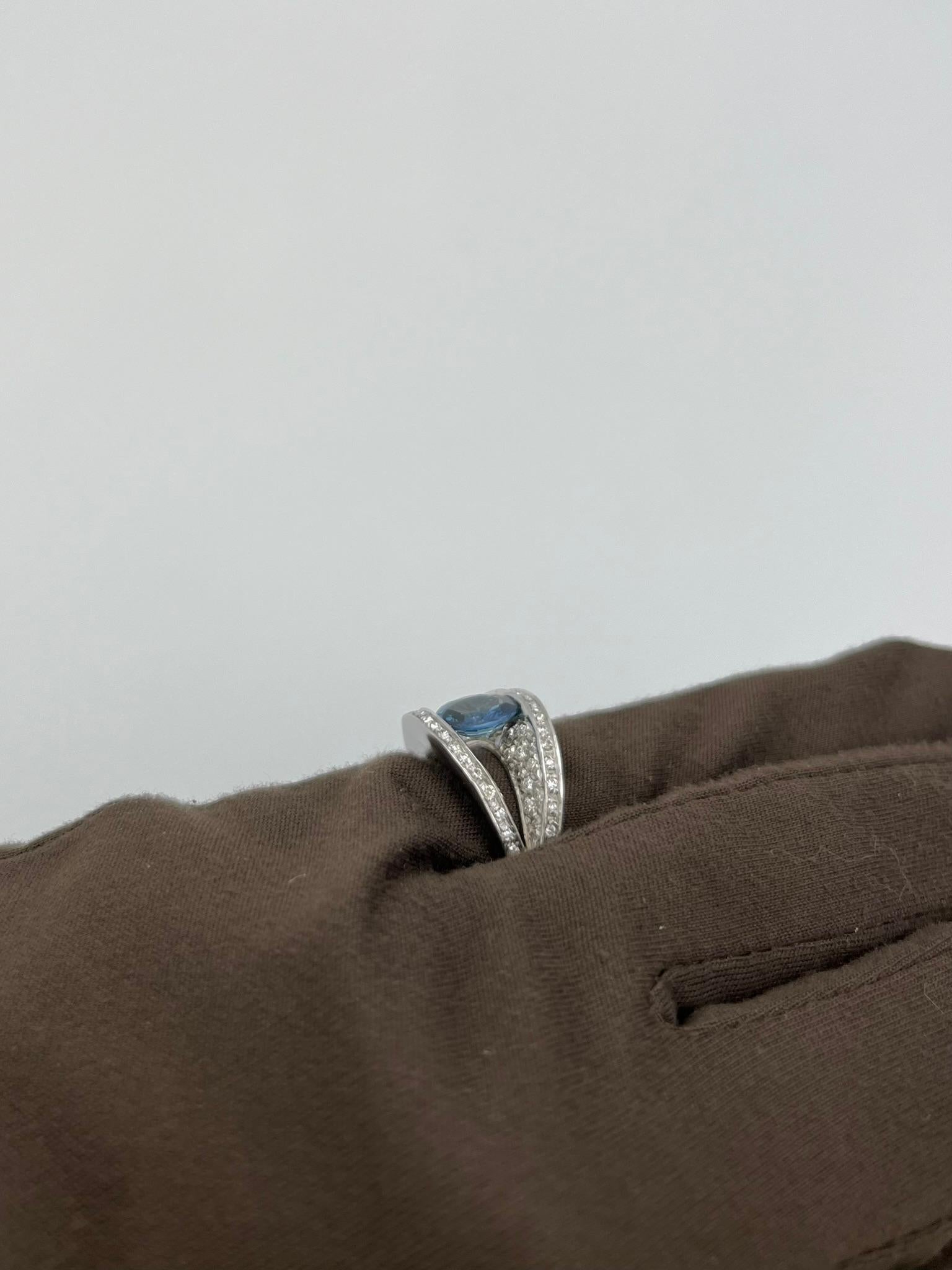 Bague en or blanc 18 carats faite à la main avec saphir et diamants naturels en vente 1