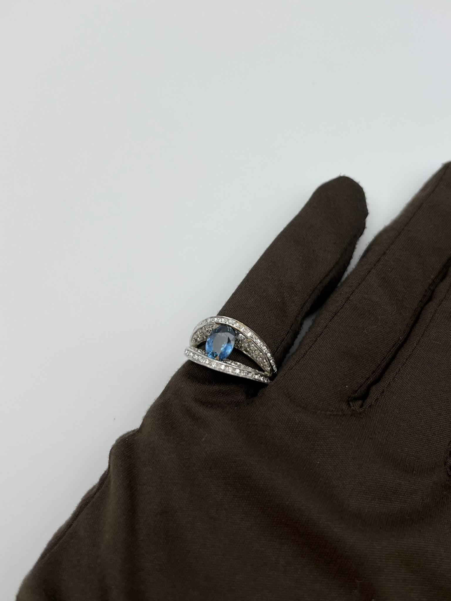 Bague en or blanc 18 carats faite à la main avec saphir et diamants naturels en vente 2