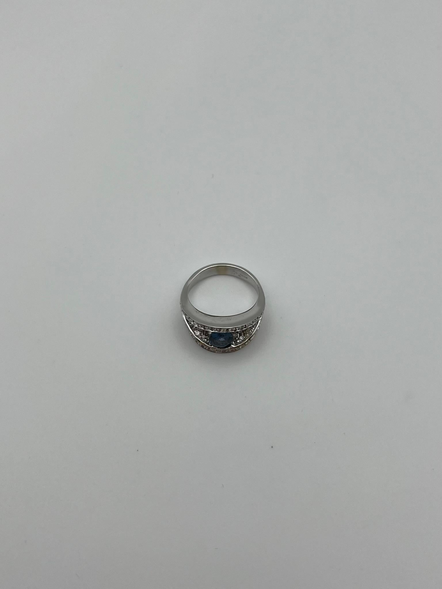 Bague en or blanc 18 carats faite à la main avec saphir et diamants naturels en vente 3