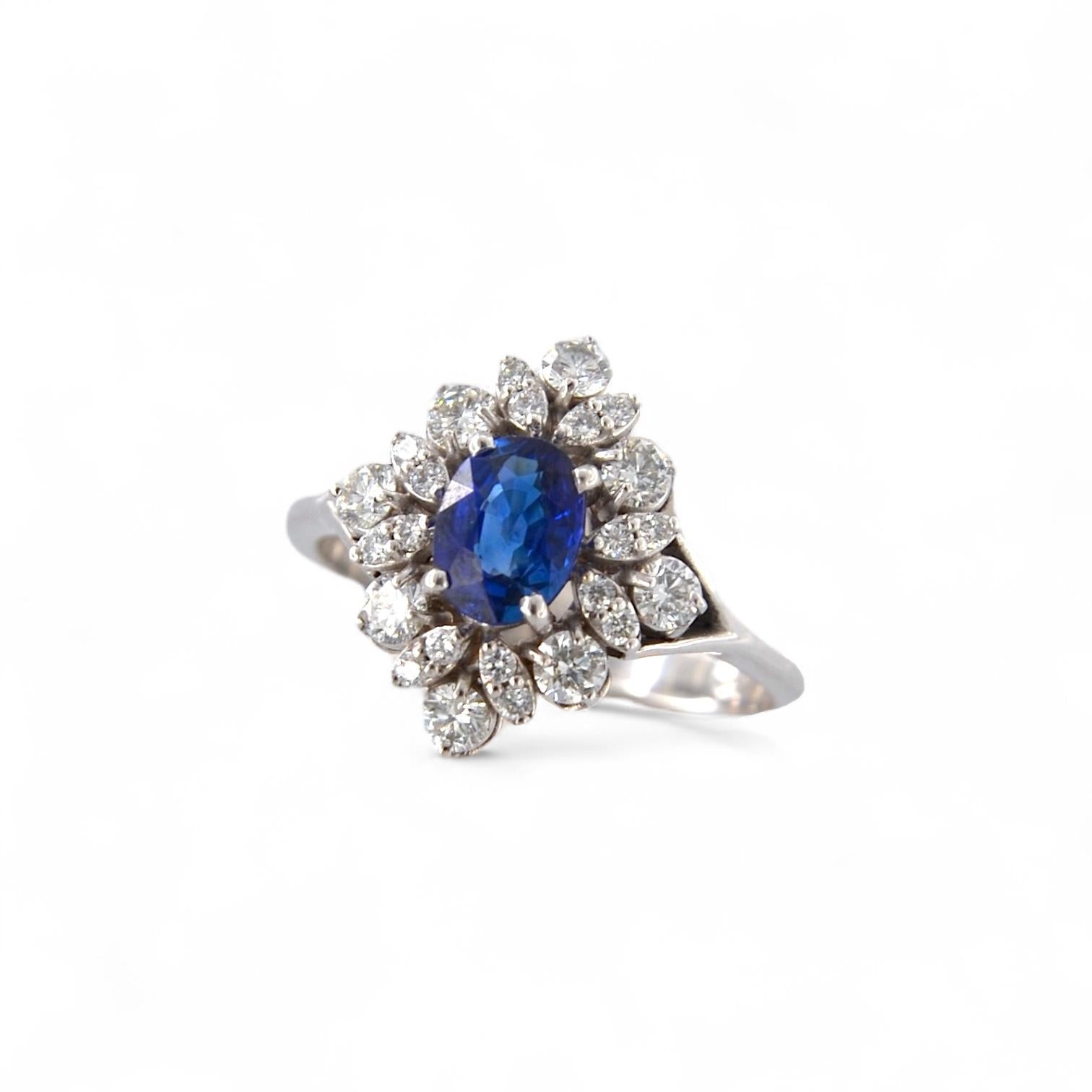 Artisan Bague en or blanc 18kt faite à la main avec saphir ovale et diamants en vente