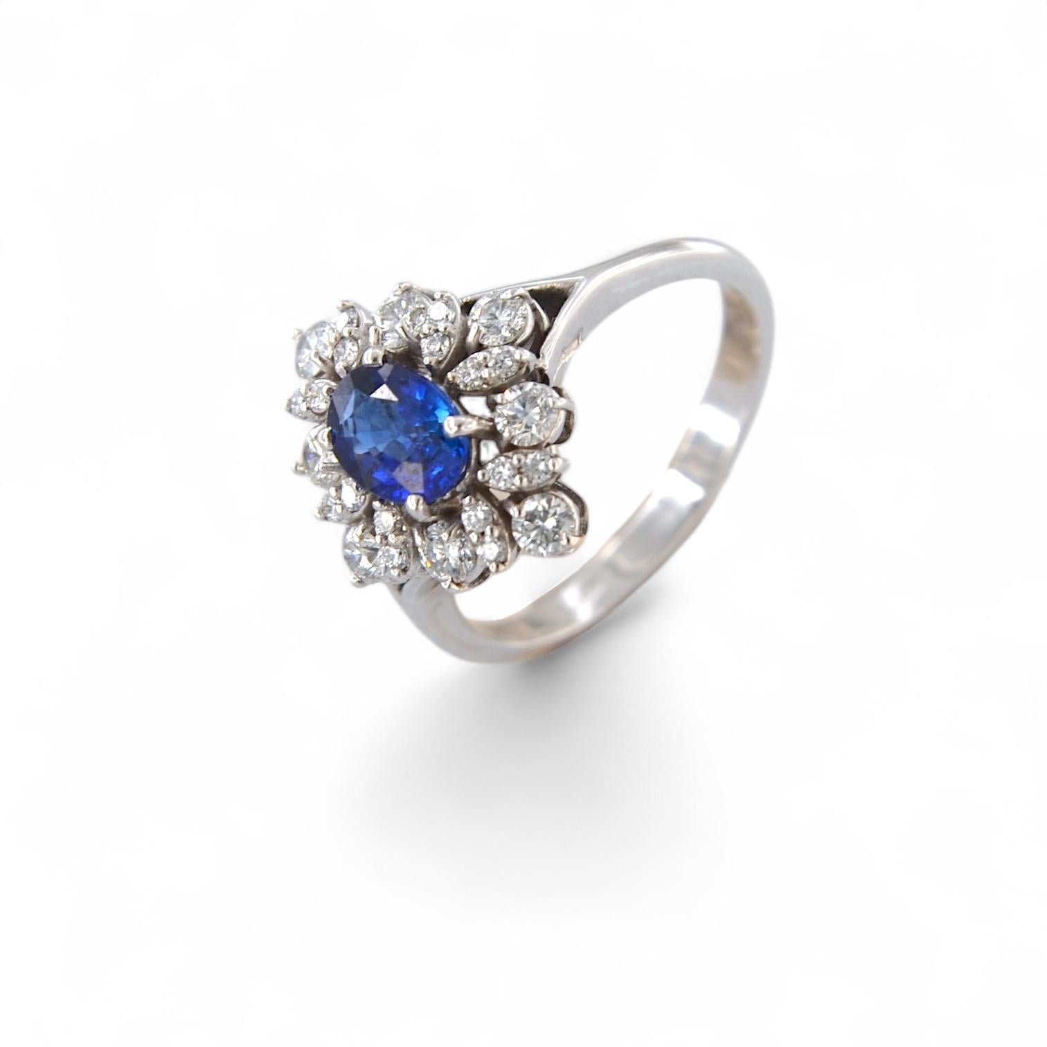 Oval Cut Bague en or blanc 18kt faite à la main avec saphir ovale et diamants en vente