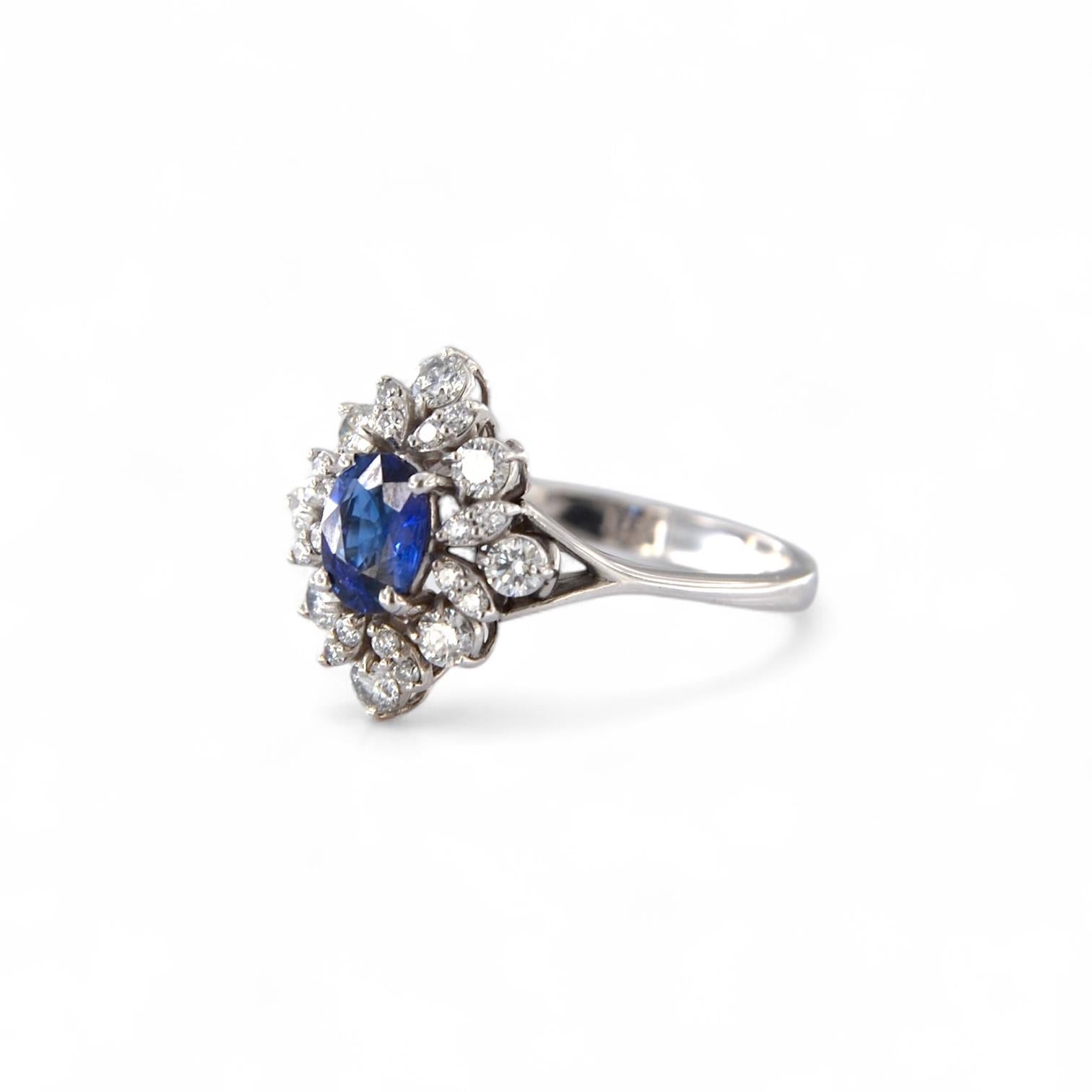 Bague en or blanc 18kt faite à la main avec saphir ovale et diamants Neuf - En vente à Vittoria, IT