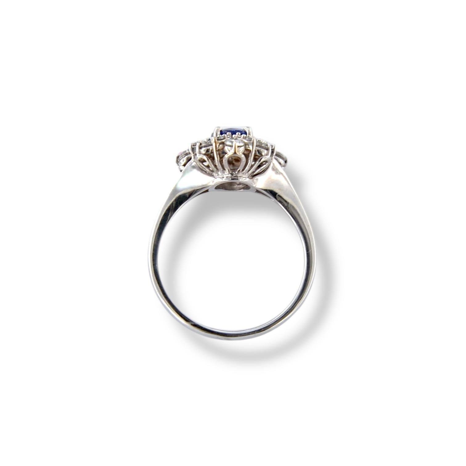 Bague en or blanc 18kt faite à la main avec saphir ovale et diamants Pour femmes en vente
