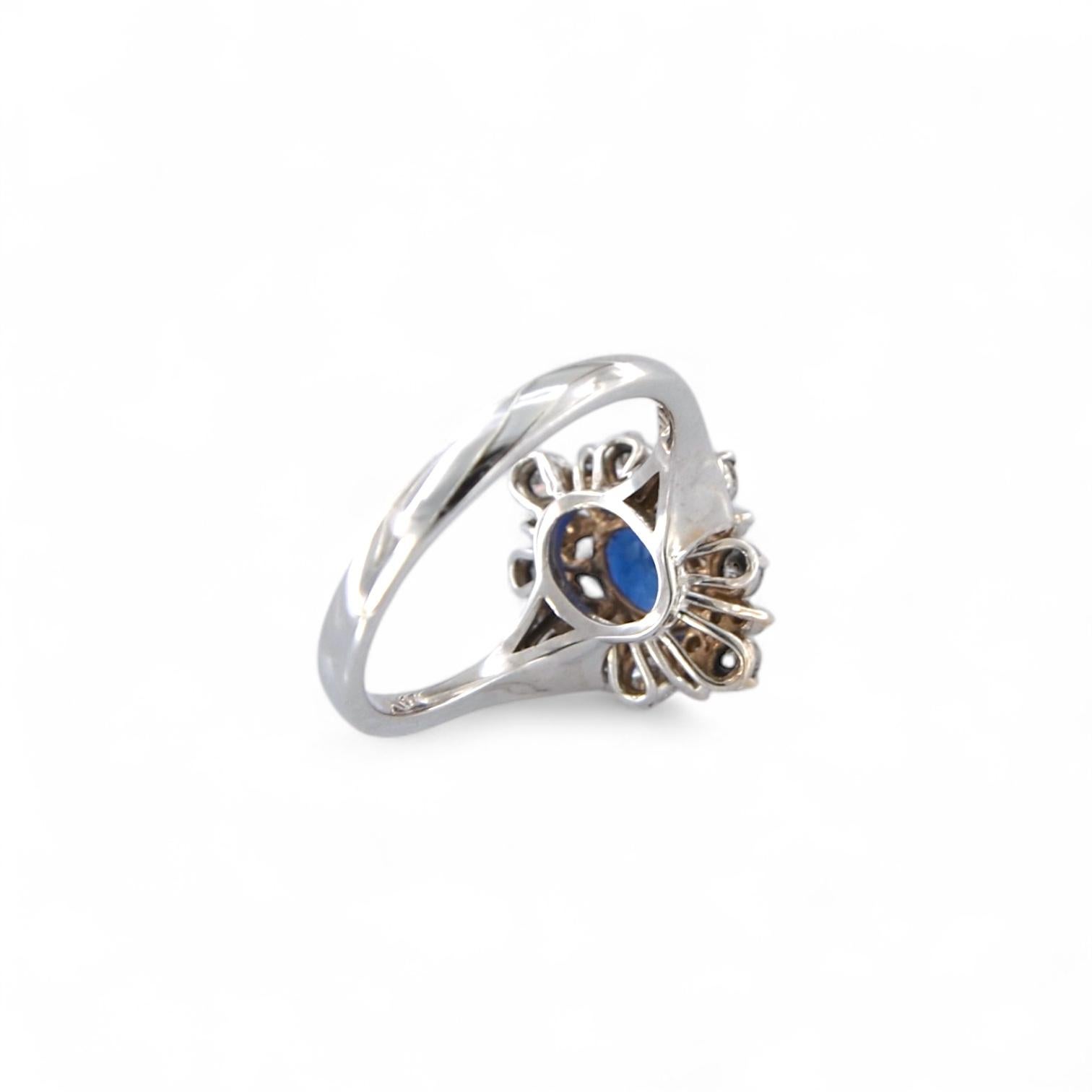 Bague en or blanc 18kt faite à la main avec saphir ovale et diamants en vente 1