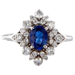 Anillo hecho a mano de oro blanco de 18 quilates con zafiro ovalado y diamantes