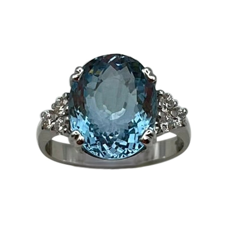 Anello artigianale in Oro bianco con Acquamarina 5.54 ct. e Brillanti 0.28 ct.
