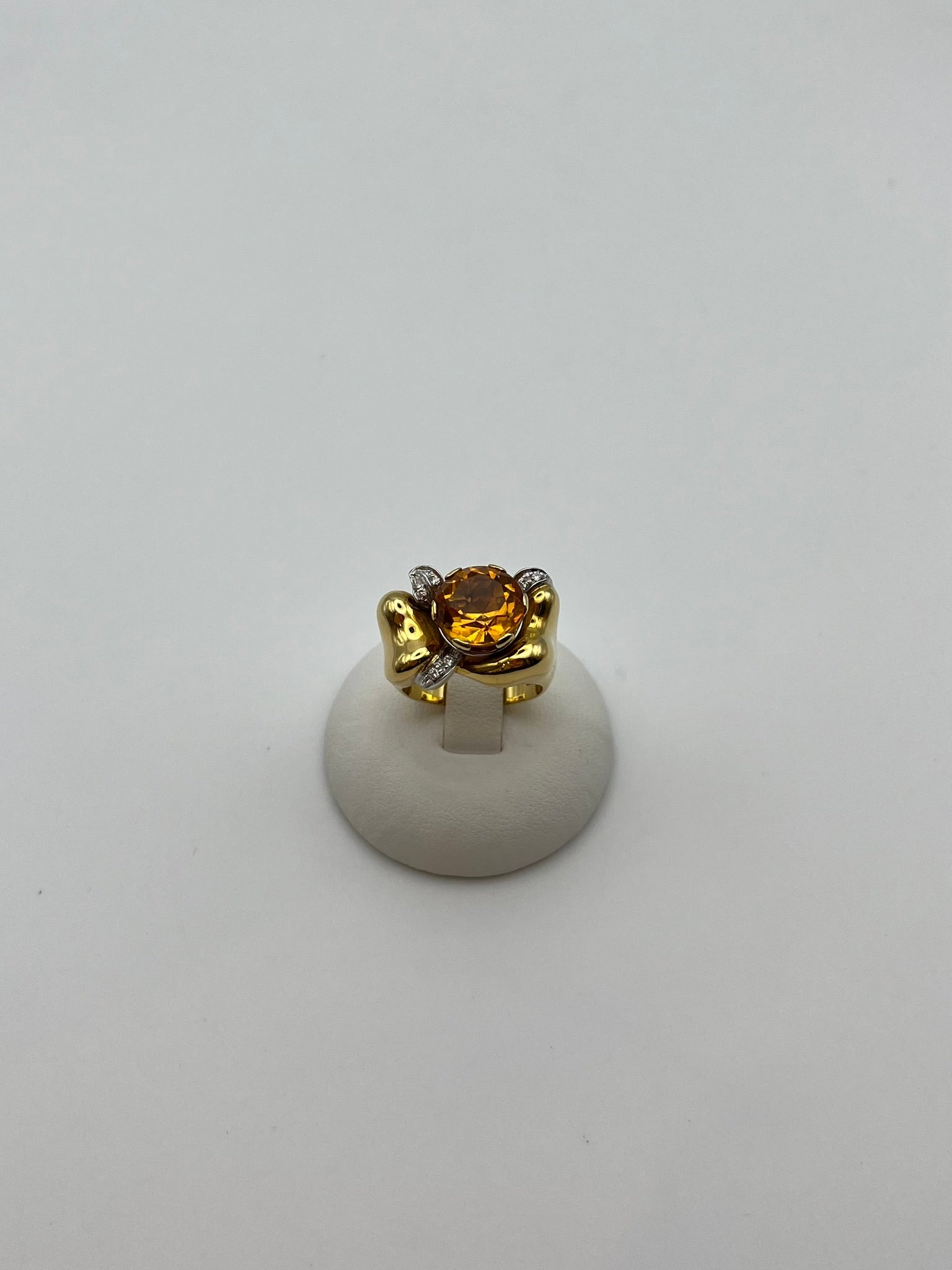 Anello artigianale in oro giallo 18 kt. 750/00 con topazio 5.70 ct. e brillanti