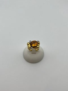 Anello artigianale in oro giallo 18 kt. 750/00 con topazio 5.70 ct. e brillanti