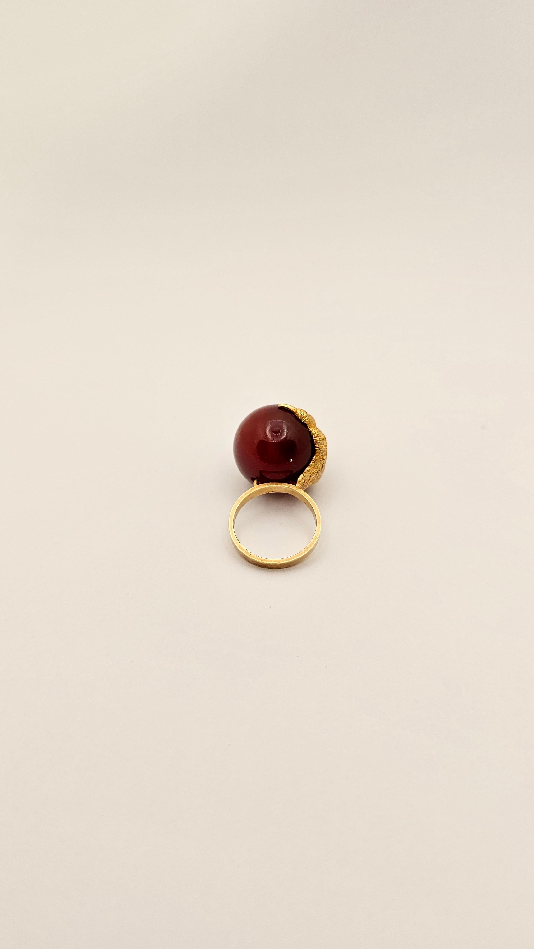 Artist Claw Ring, Vintage, in 18 Kt Yellow Gold and Carnelian For Sale