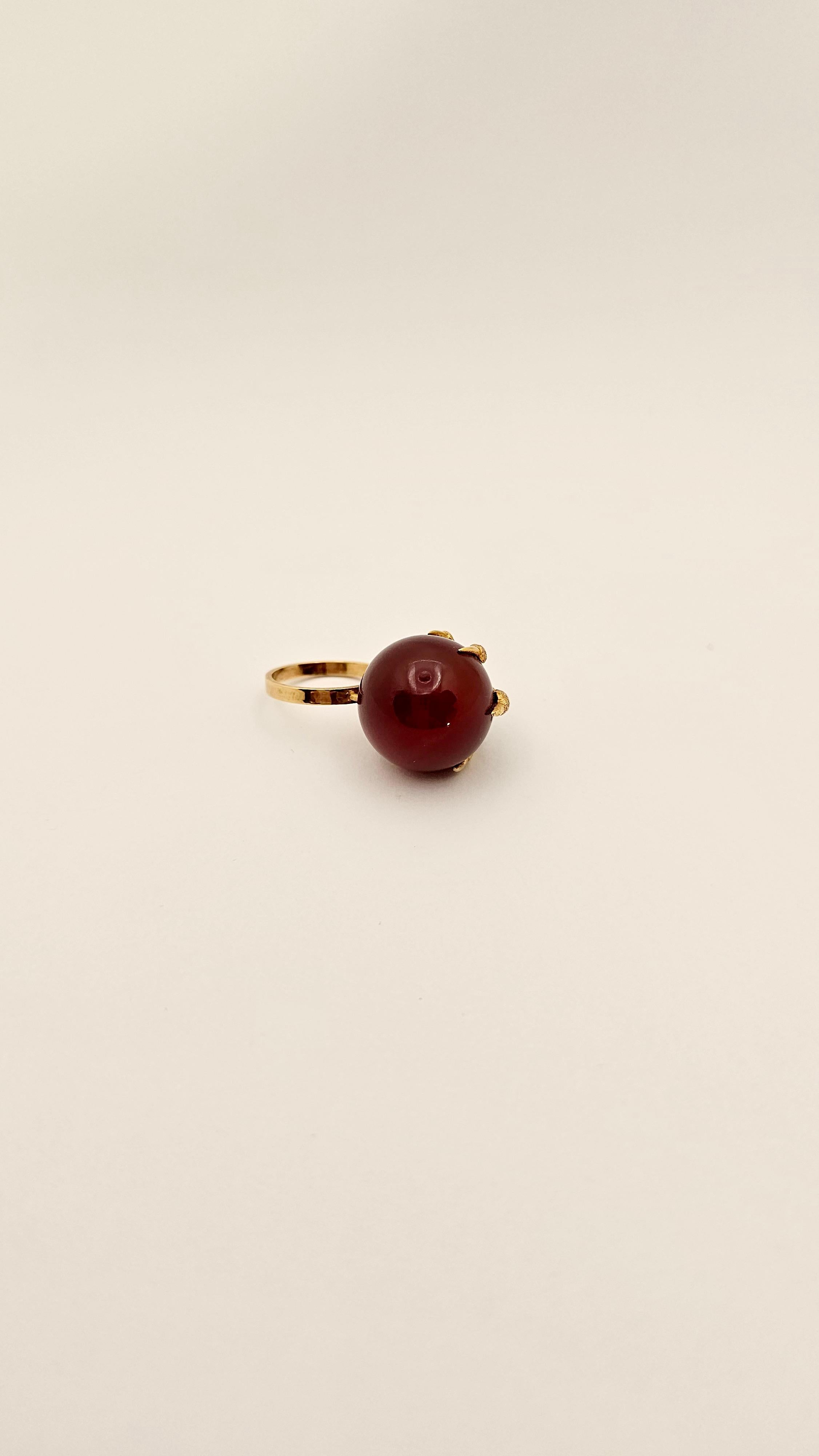 Ball Cut Claw Ring, Vintage, in 18 Kt Yellow Gold and Carnelian For Sale