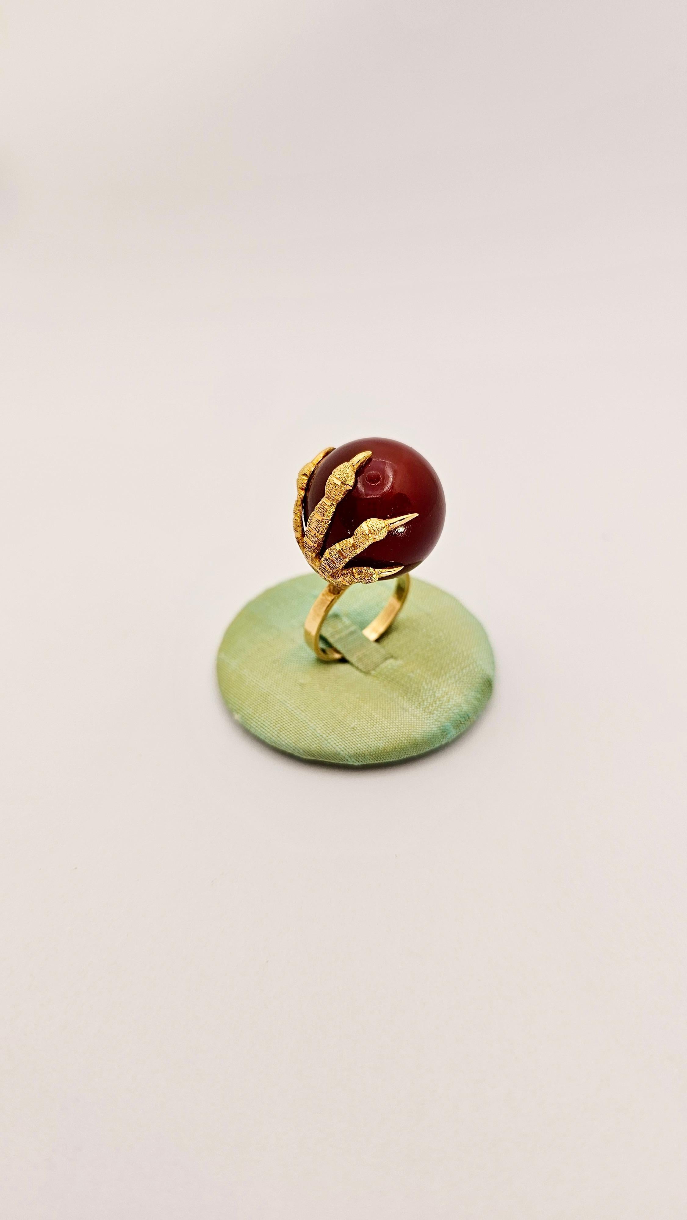 Claw Ring, Vintage, in 18 Kt Yellow Gold and Carnelian In New Condition For Sale In Cattolica, IT