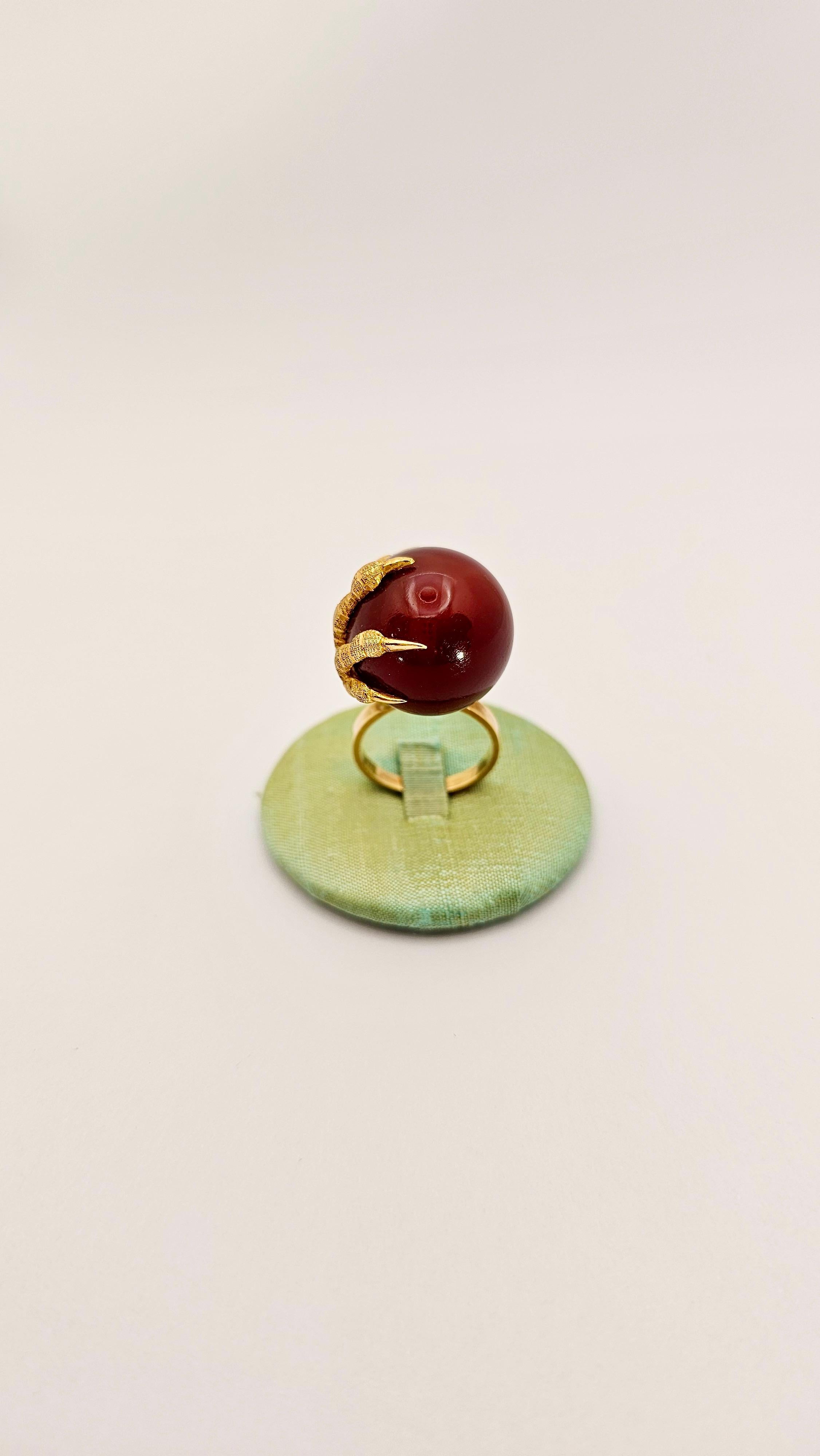 Claw Ring, Vintage, in 18 Kt Yellow Gold and Carnelian For Sale 1