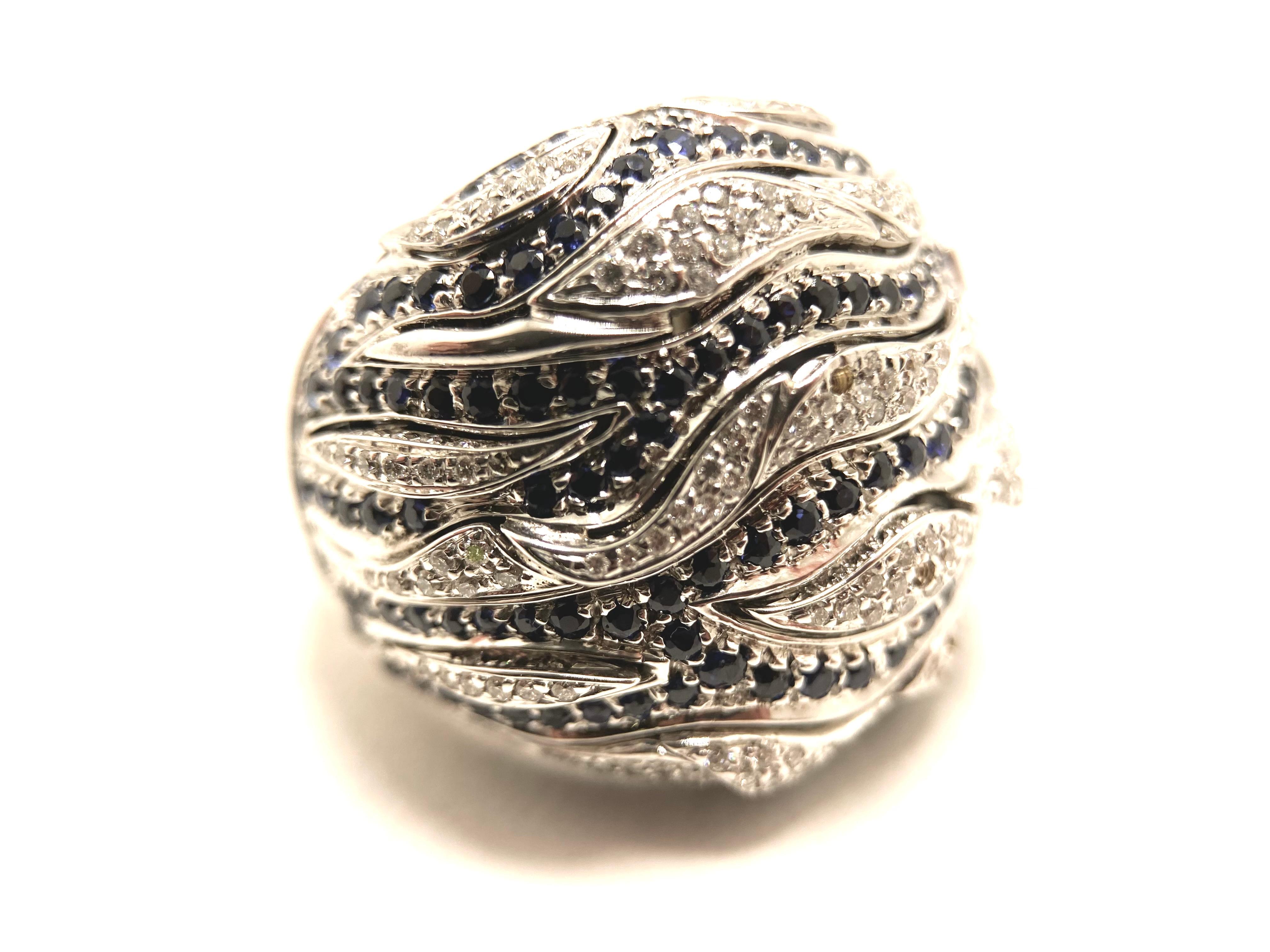 Plongez dans l'exclusivité et le luxe avec cette magnifique bague AUDEMARS PiQUE, un bijou de haute facture qui incarne l'élégance intemporelle. Réalisée en or blanc 18 carats, la bague pèse 24,65 grammes et est proposée dans la taille italienne 14,