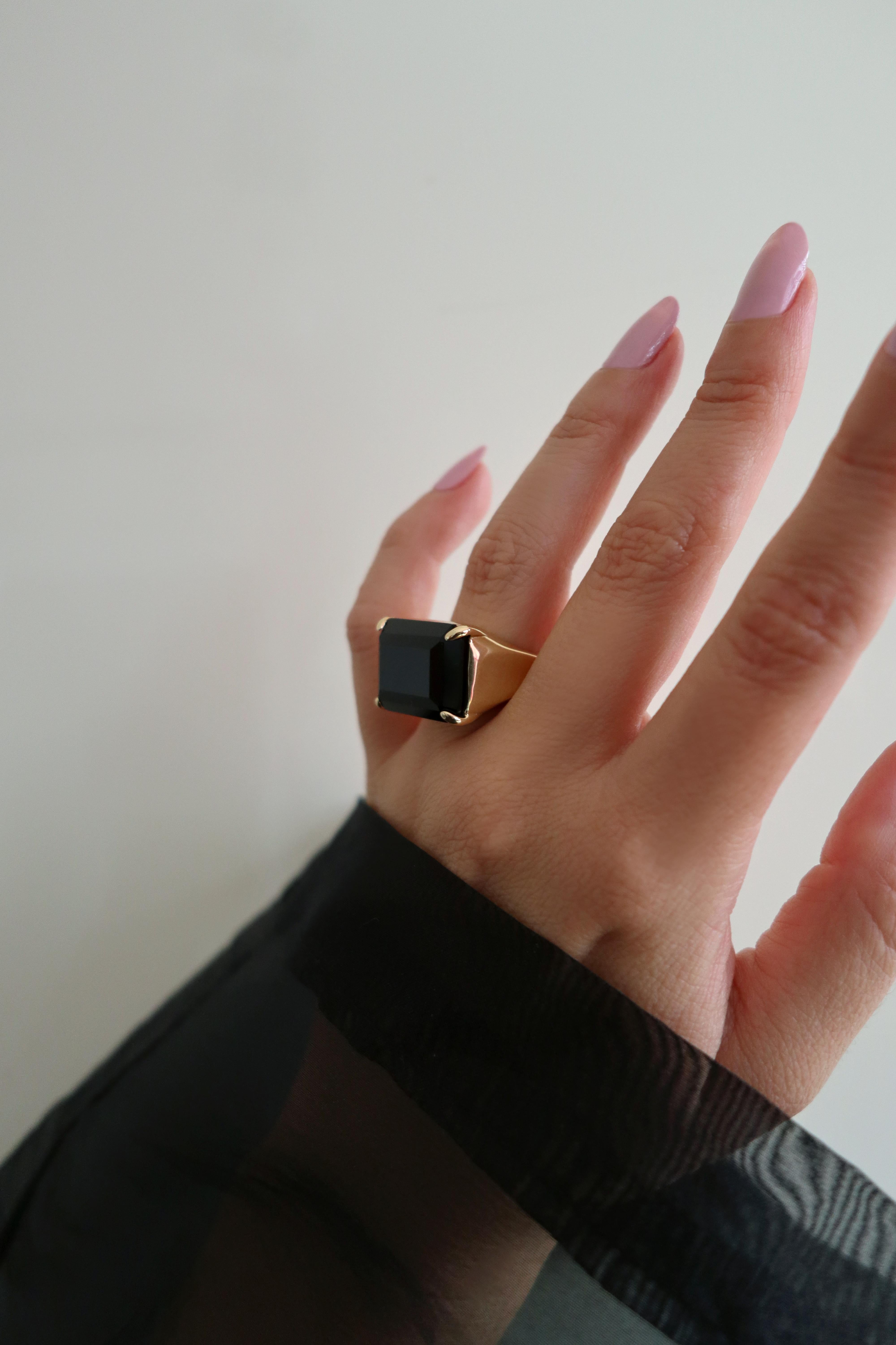 Square Cut Bold ring, 925 sterling silver, 18 kt. gold plated, Black Onyx, Noir  For Sale