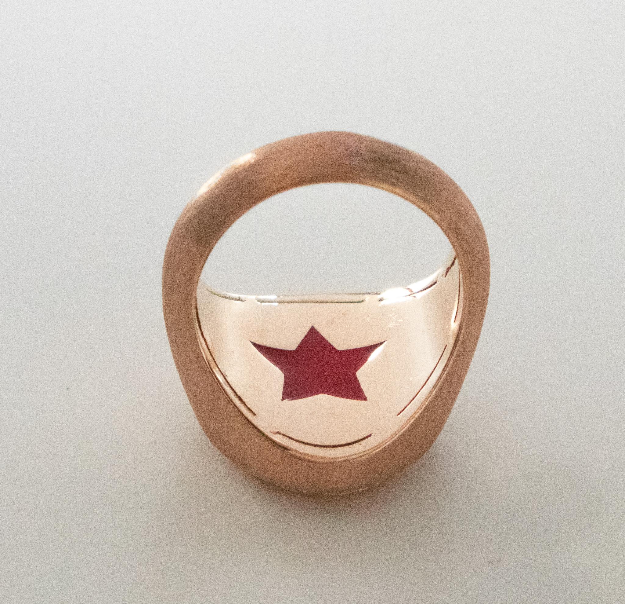 Anillo CASSIOPEA de oro rosa y diamantes ct 0,93, estrella de esmalte rojo en el interior Corte brillante en venta