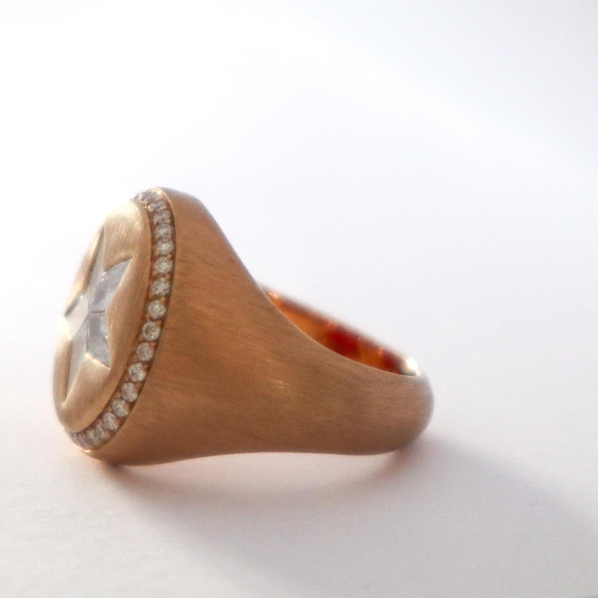Anillo CASSIOPEA de oro rosa y diamantes ct 0,93, estrella de esmalte rojo en el interior en Nuevo estado para la venta en Torino, IT