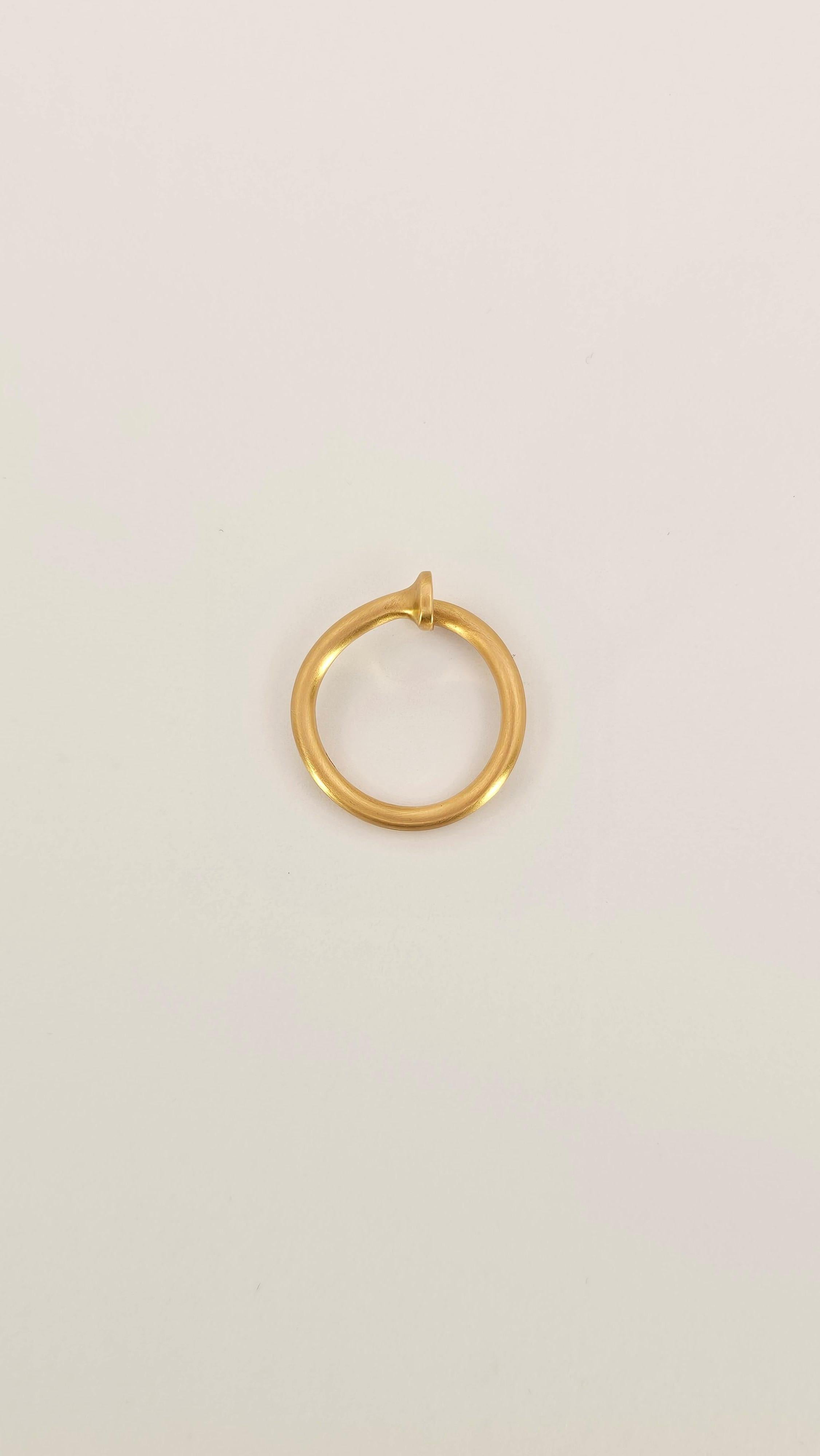 Un anello di design dalla forma a chiodo realizzato a mano in oro rosa 18 Kt con finitura satinata.
Questo anello, massiccio, ha nella sua semplicità una lavorazione di alta qualità. Il dettaglio è curato in ogni singola parte come nella testa del