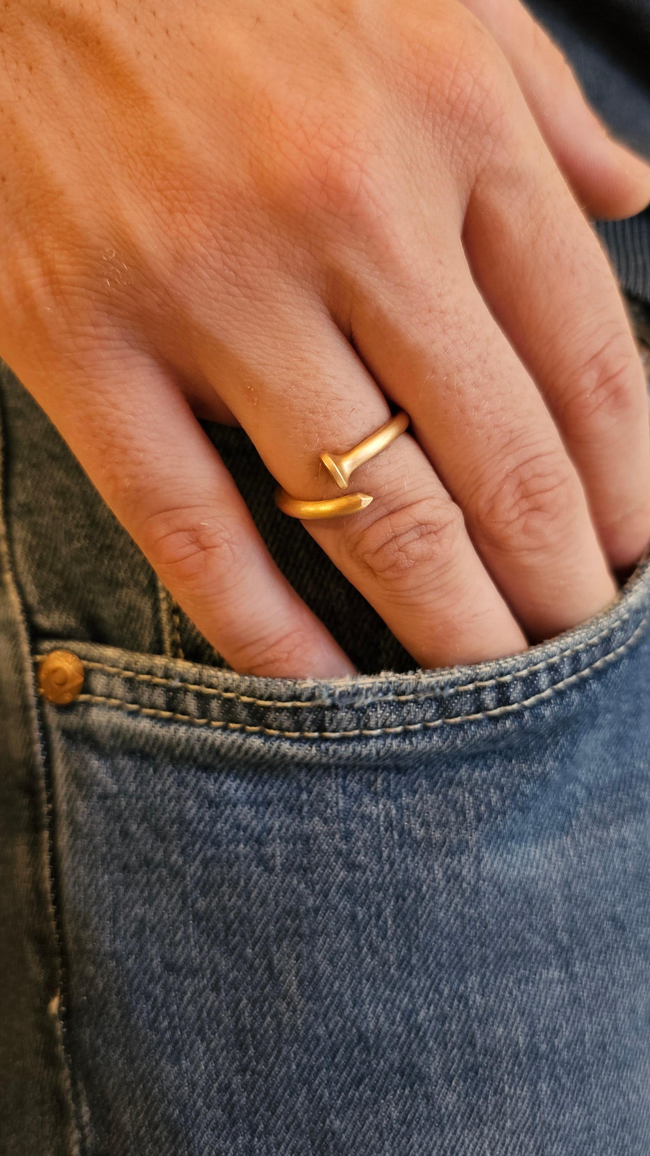 Anello Chiodo in Oro Rosa Satinato For Sale 4