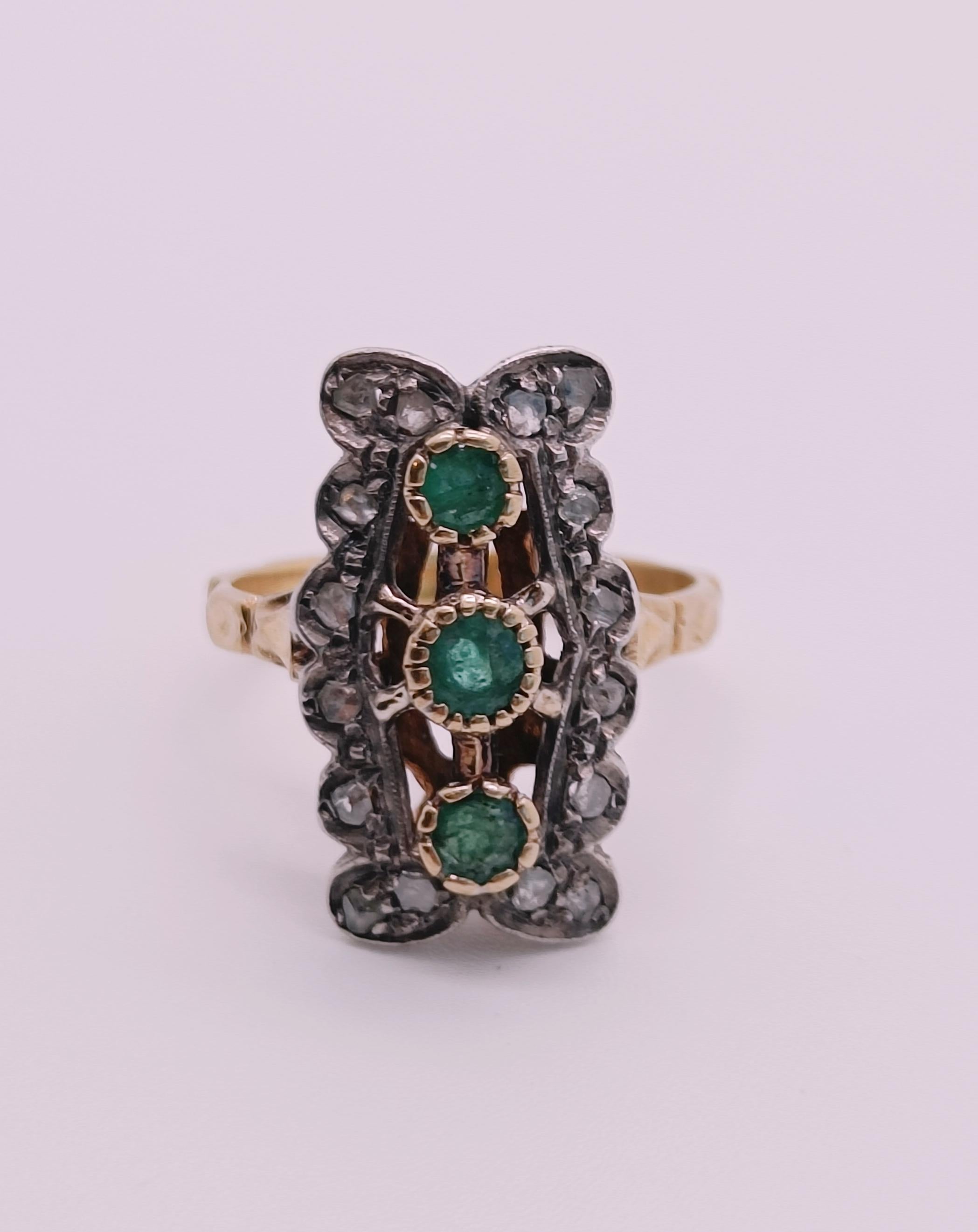 Retro Original antique cocktail ring with emeralds and diamonds in gold For Sale