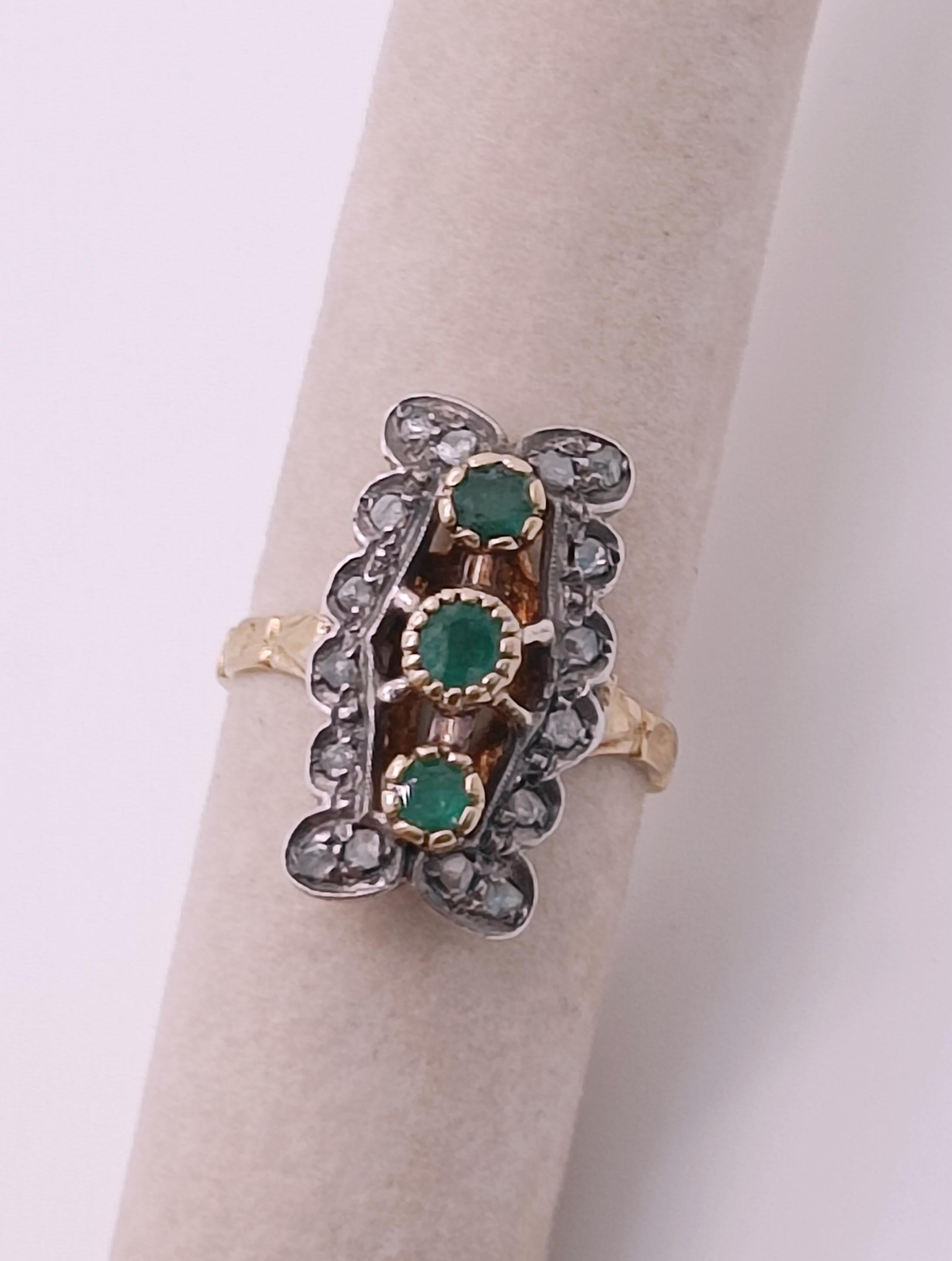 Original antique cocktail ring with emeralds and diamonds in gold For Sale 1