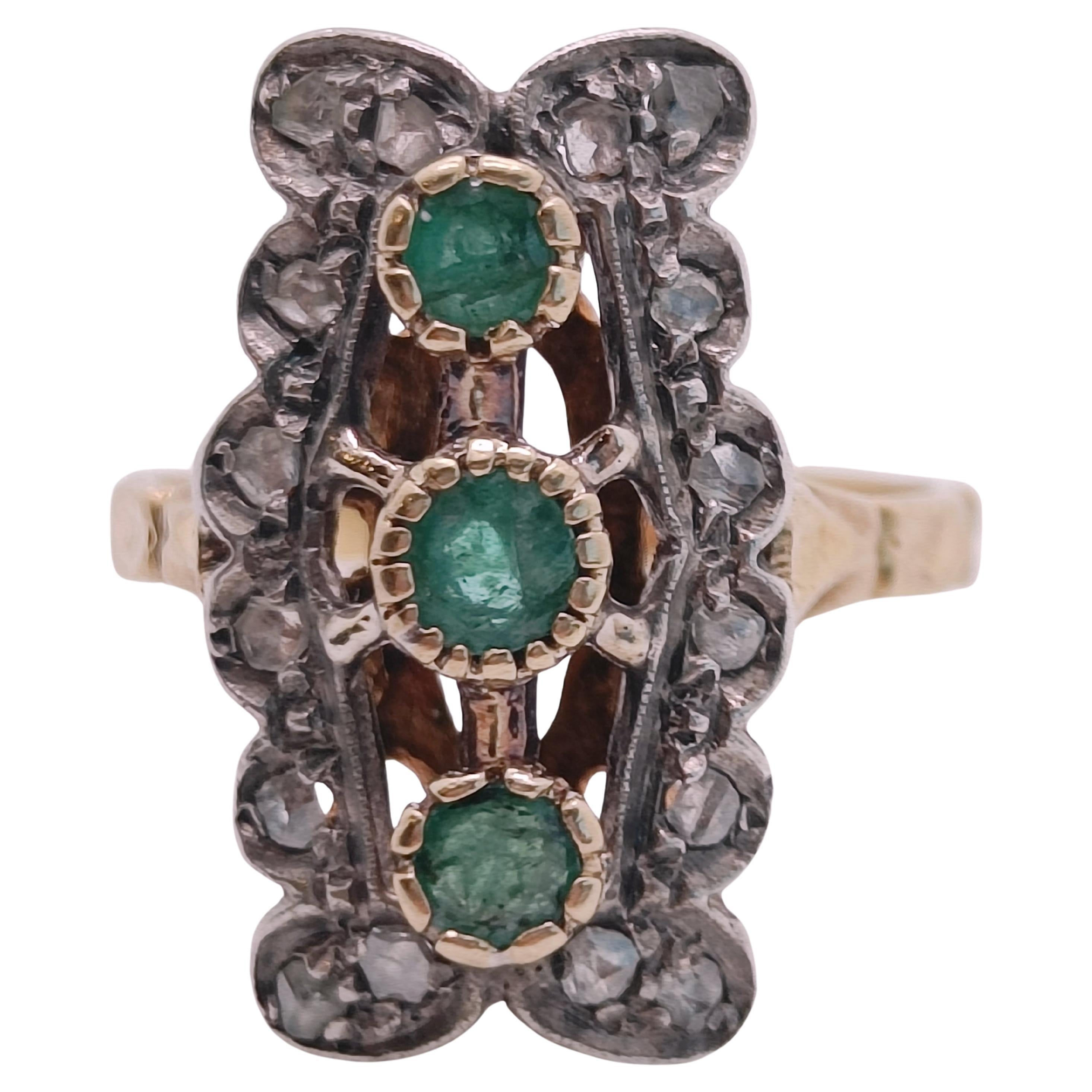 Original antique cocktail ring with emeralds and diamonds in gold For Sale