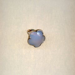 Anello cocktail Bon Ton in Oro Rosa 18ct con Calcedonio Azzurro e Diamanti